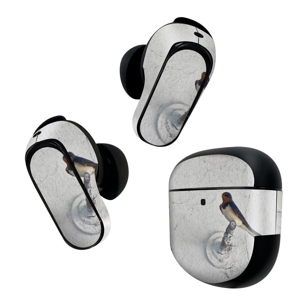 製品名 Bose QuietComfort Earbuds II 専用デザインスキンシール セット内容 Bose QuietComfort Earbuds II 専用シール　イヤホン（左右）3枚、充電ケース用シール 1枚AirPods第3世代専用です。第1?2世代、Proシリーズには対応していません。 商品特徴 再剥離性シートを素材に採用し、細かな位置調整がしやすく貼り直しが容易です。また、エアフリーでもありますので気泡が簡単に逃げるので、キレイに貼ることができます。専用の業務プリンターを使い、商品画像と遜色のない美しい印刷仕上がり。 注意事項 画像はサンプルですので、ご覧の環境によっては多少色味に違いを感じる場合がございます。 イメージと違った、モニターと色味が異なるという理由での交換や返金はご対応出来かねます。スキンシールのみの販売で、機器本体や充電ケース本体は付属しません。シワができた場合、ドライヤーなどで軽く温め、外側に向けてシワを伸ばすように貼ってください。初回貼付時の位置調整や貼り直しは可能ですが、しっかりと押し付けて接着させた後の再剥離、再利用は保証しておりません。また接着部に油分や汚れが付着しますと角の部分は剥がれやすくなりますので、貼付時はあまり触れないようにご注意ください。無地のセミグロスシートにデザインをプリントした商品で、デコなどの加工はございません。 凹凸や光沢があるように見えたり布地や金属を素材にしたように見える商品もありますが、デザインの図版によるものです。印刷時に微妙な画像のズレが生じる場合がございます。ご注文後に1点1点制作する受注生産品の為、不良品以外のご返品や交換は固くお断りします。 商品発送 完全受注生産のハンドメイド商品となりますので、既製品と比べて発送までお時間を頂いています。 基本的に決済確認後2~3営業日、最大で10営業日での発送となります。繁忙期や休業日明けの場合はさらに時間がかかる場合があります。 その際には別途メールにてご連絡致します。メール便の場合、発送日から到着までに2?4日ほどかかる場合が多く、紛失などの保障もご対応できかねます。あらかじめご了承下さい。