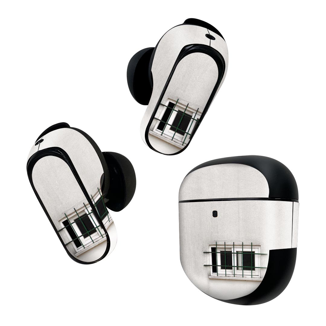 製品名 Bose QuietComfort Earbuds II 専用デザインスキンシール セット内容 Bose QuietComfort Earbuds II 専用シール　イヤホン（左右）3枚、充電ケース用シール 1枚AirPods第3世代専用です。第1?2世代、Proシリーズには対応していません。 商品特徴 再剥離性シートを素材に採用し、細かな位置調整がしやすく貼り直しが容易です。また、エアフリーでもありますので気泡が簡単に逃げるので、キレイに貼ることができます。専用の業務プリンターを使い、商品画像と遜色のない美しい印刷仕上がり。 注意事項 画像はサンプルですので、ご覧の環境によっては多少色味に違いを感じる場合がございます。 イメージと違った、モニターと色味が異なるという理由での交換や返金はご対応出来かねます。スキンシールのみの販売で、機器本体や充電ケース本体は付属しません。シワができた場合、ドライヤーなどで軽く温め、外側に向けてシワを伸ばすように貼ってください。初回貼付時の位置調整や貼り直しは可能ですが、しっかりと押し付けて接着させた後の再剥離、再利用は保証しておりません。また接着部に油分や汚れが付着しますと角の部分は剥がれやすくなりますので、貼付時はあまり触れないようにご注意ください。無地のセミグロスシートにデザインをプリントした商品で、デコなどの加工はございません。 凹凸や光沢があるように見えたり布地や金属を素材にしたように見える商品もありますが、デザインの図版によるものです。印刷時に微妙な画像のズレが生じる場合がございます。ご注文後に1点1点制作する受注生産品の為、不良品以外のご返品や交換は固くお断りします。 商品発送 完全受注生産のハンドメイド商品となりますので、既製品と比べて発送までお時間を頂いています。 基本的に決済確認後2~3営業日、最大で10営業日での発送となります。繁忙期や休業日明けの場合はさらに時間がかかる場合があります。 その際には別途メールにてご連絡致します。メール便の場合、発送日から到着までに2?4日ほどかかる場合が多く、紛失などの保障もご対応できかねます。あらかじめご了承下さい。