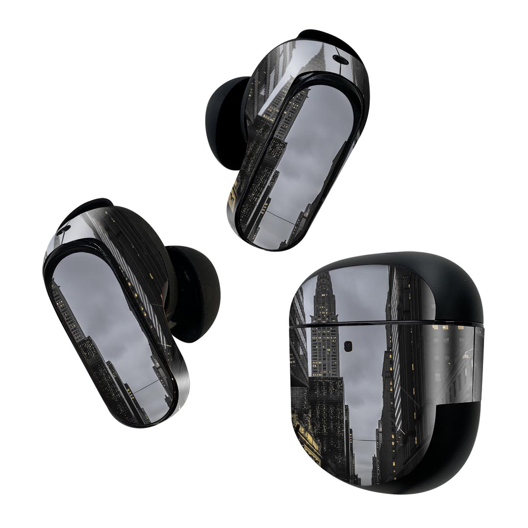 製品名 Bose QuietComfort Earbuds II 専用デザインスキンシール セット内容 Bose QuietComfort Earbuds II 専用シール　イヤホン（左右）3枚、充電ケース用シール 1枚AirPods第3世代専用です。第1?2世代、Proシリーズには対応していません。 商品特徴 再剥離性シートを素材に採用し、細かな位置調整がしやすく貼り直しが容易です。また、エアフリーでもありますので気泡が簡単に逃げるので、キレイに貼ることができます。専用の業務プリンターを使い、商品画像と遜色のない美しい印刷仕上がり。 注意事項 画像はサンプルですので、ご覧の環境によっては多少色味に違いを感じる場合がございます。 イメージと違った、モニターと色味が異なるという理由での交換や返金はご対応出来かねます。スキンシールのみの販売で、機器本体や充電ケース本体は付属しません。シワができた場合、ドライヤーなどで軽く温め、外側に向けてシワを伸ばすように貼ってください。初回貼付時の位置調整や貼り直しは可能ですが、しっかりと押し付けて接着させた後の再剥離、再利用は保証しておりません。また接着部に油分や汚れが付着しますと角の部分は剥がれやすくなりますので、貼付時はあまり触れないようにご注意ください。無地のセミグロスシートにデザインをプリントした商品で、デコなどの加工はございません。 凹凸や光沢があるように見えたり布地や金属を素材にしたように見える商品もありますが、デザインの図版によるものです。印刷時に微妙な画像のズレが生じる場合がございます。ご注文後に1点1点制作する受注生産品の為、不良品以外のご返品や交換は固くお断りします。 商品発送 完全受注生産のハンドメイド商品となりますので、既製品と比べて発送までお時間を頂いています。 基本的に決済確認後2~3営業日、最大で10営業日での発送となります。繁忙期や休業日明けの場合はさらに時間がかかる場合があります。 その際には別途メールにてご連絡致します。メール便の場合、発送日から到着までに2?4日ほどかかる場合が多く、紛失などの保障もご対応できかねます。あらかじめご了承下さい。