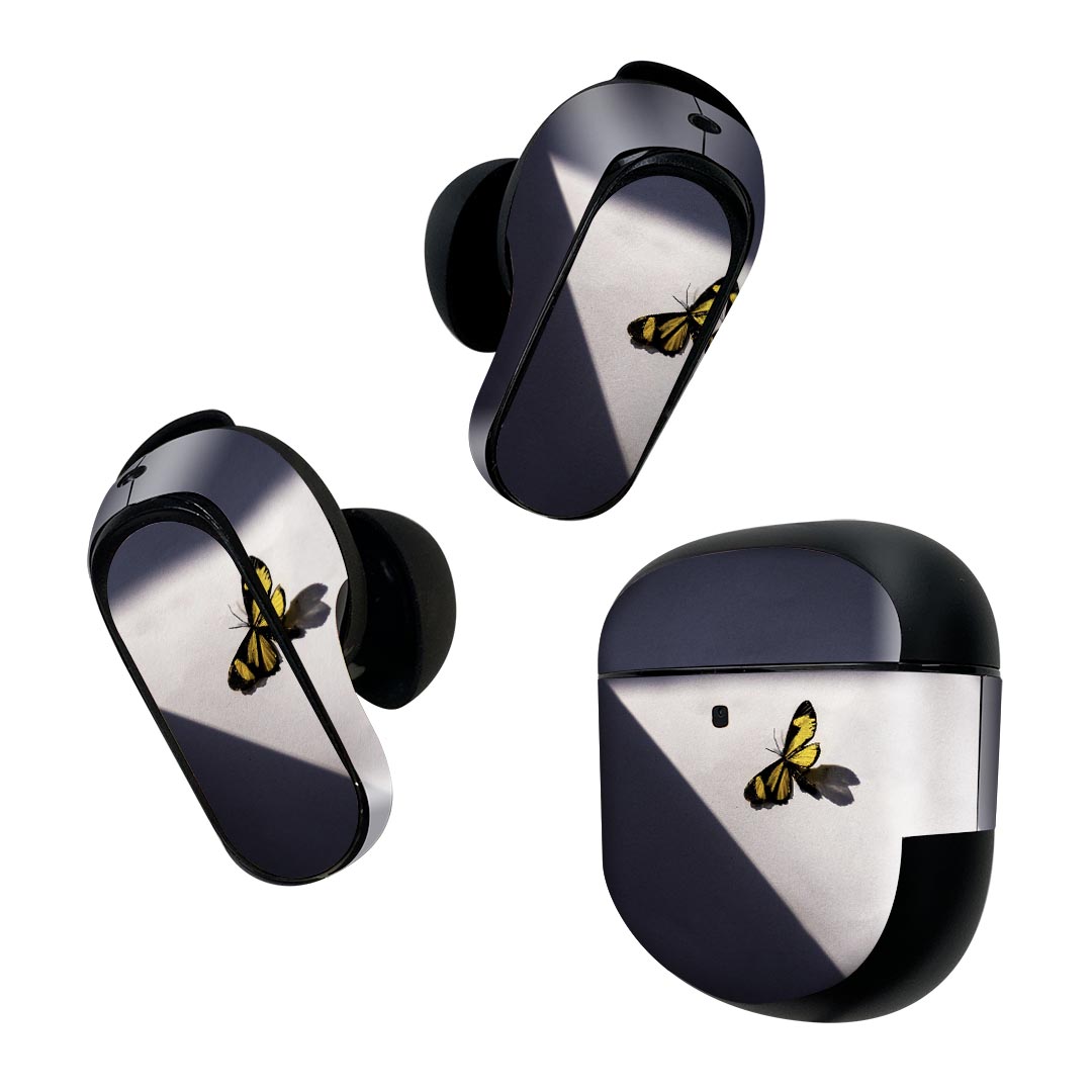 製品名 Bose QuietComfort Earbuds II 専用デザインスキンシール セット内容 Bose QuietComfort Earbuds II 専用シール　イヤホン（左右）3枚、充電ケース用シール 1枚AirPods第3世代専用です。第1?2世代、Proシリーズには対応していません。 商品特徴 再剥離性シートを素材に採用し、細かな位置調整がしやすく貼り直しが容易です。また、エアフリーでもありますので気泡が簡単に逃げるので、キレイに貼ることができます。専用の業務プリンターを使い、商品画像と遜色のない美しい印刷仕上がり。 注意事項 画像はサンプルですので、ご覧の環境によっては多少色味に違いを感じる場合がございます。 イメージと違った、モニターと色味が異なるという理由での交換や返金はご対応出来かねます。スキンシールのみの販売で、機器本体や充電ケース本体は付属しません。シワができた場合、ドライヤーなどで軽く温め、外側に向けてシワを伸ばすように貼ってください。初回貼付時の位置調整や貼り直しは可能ですが、しっかりと押し付けて接着させた後の再剥離、再利用は保証しておりません。また接着部に油分や汚れが付着しますと角の部分は剥がれやすくなりますので、貼付時はあまり触れないようにご注意ください。無地のセミグロスシートにデザインをプリントした商品で、デコなどの加工はございません。 凹凸や光沢があるように見えたり布地や金属を素材にしたように見える商品もありますが、デザインの図版によるものです。印刷時に微妙な画像のズレが生じる場合がございます。ご注文後に1点1点制作する受注生産品の為、不良品以外のご返品や交換は固くお断りします。 商品発送 完全受注生産のハンドメイド商品となりますので、既製品と比べて発送までお時間を頂いています。 基本的に決済確認後2~3営業日、最大で10営業日での発送となります。繁忙期や休業日明けの場合はさらに時間がかかる場合があります。 その際には別途メールにてご連絡致します。メール便の場合、発送日から到着までに2?4日ほどかかる場合が多く、紛失などの保障もご対応できかねます。あらかじめご了承下さい。