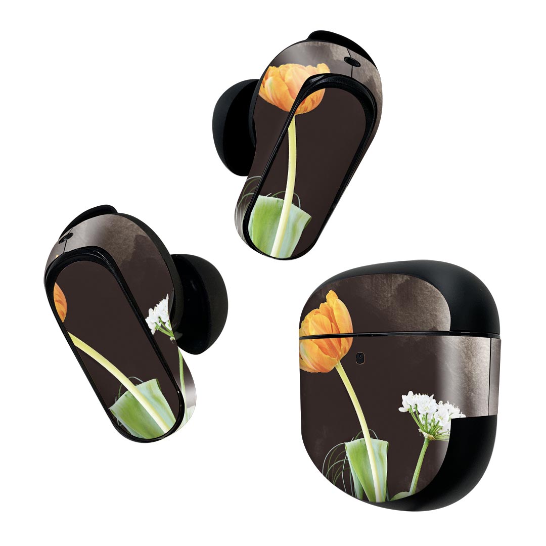 製品名 Bose QuietComfort Earbuds II 専用デザインスキンシール セット内容 Bose QuietComfort Earbuds II 専用シール　イヤホン（左右）3枚、充電ケース用シール 1枚AirPods第3世代専用です。第1?2世代、Proシリーズには対応していません。 商品特徴 再剥離性シートを素材に採用し、細かな位置調整がしやすく貼り直しが容易です。また、エアフリーでもありますので気泡が簡単に逃げるので、キレイに貼ることができます。専用の業務プリンターを使い、商品画像と遜色のない美しい印刷仕上がり。 注意事項 画像はサンプルですので、ご覧の環境によっては多少色味に違いを感じる場合がございます。 イメージと違った、モニターと色味が異なるという理由での交換や返金はご対応出来かねます。スキンシールのみの販売で、機器本体や充電ケース本体は付属しません。シワができた場合、ドライヤーなどで軽く温め、外側に向けてシワを伸ばすように貼ってください。初回貼付時の位置調整や貼り直しは可能ですが、しっかりと押し付けて接着させた後の再剥離、再利用は保証しておりません。また接着部に油分や汚れが付着しますと角の部分は剥がれやすくなりますので、貼付時はあまり触れないようにご注意ください。無地のセミグロスシートにデザインをプリントした商品で、デコなどの加工はございません。 凹凸や光沢があるように見えたり布地や金属を素材にしたように見える商品もありますが、デザインの図版によるものです。印刷時に微妙な画像のズレが生じる場合がございます。ご注文後に1点1点制作する受注生産品の為、不良品以外のご返品や交換は固くお断りします。 商品発送 完全受注生産のハンドメイド商品となりますので、既製品と比べて発送までお時間を頂いています。 基本的に決済確認後2~3営業日、最大で10営業日での発送となります。繁忙期や休業日明けの場合はさらに時間がかかる場合があります。 その際には別途メールにてご連絡致します。メール便の場合、発送日から到着までに2?4日ほどかかる場合が多く、紛失などの保障もご対応できかねます。あらかじめご了承下さい。
