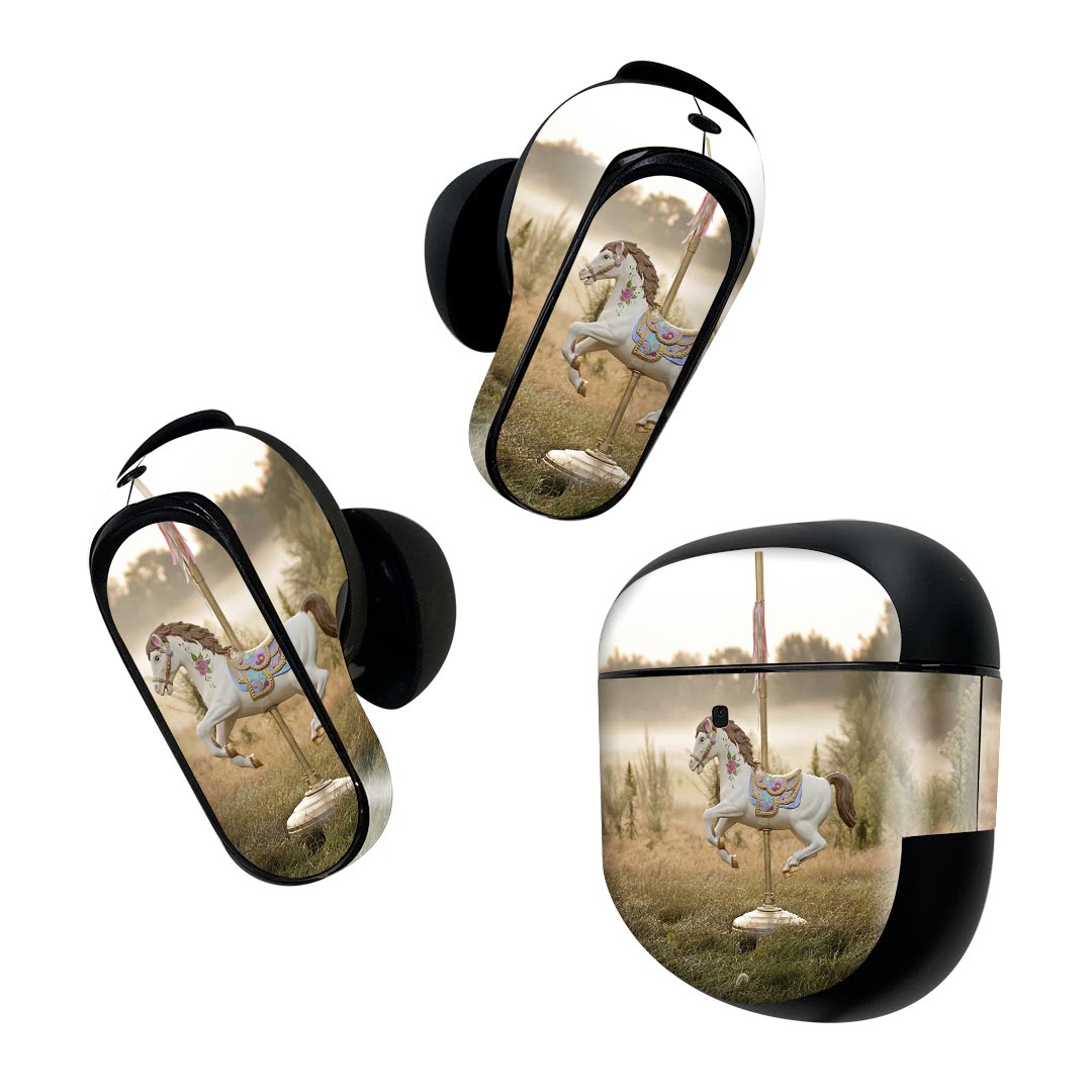 製品名 Bose QuietComfort Earbuds II 専用デザインスキンシール セット内容 Bose QuietComfort Earbuds II 専用シール　イヤホン（左右）3枚、充電ケース用シール 1枚AirPods第3世代専用です。第1?2世代、Proシリーズには対応していません。 商品特徴 再剥離性シートを素材に採用し、細かな位置調整がしやすく貼り直しが容易です。また、エアフリーでもありますので気泡が簡単に逃げるので、キレイに貼ることができます。専用の業務プリンターを使い、商品画像と遜色のない美しい印刷仕上がり。 注意事項 画像はサンプルですので、ご覧の環境によっては多少色味に違いを感じる場合がございます。 イメージと違った、モニターと色味が異なるという理由での交換や返金はご対応出来かねます。スキンシールのみの販売で、機器本体や充電ケース本体は付属しません。シワができた場合、ドライヤーなどで軽く温め、外側に向けてシワを伸ばすように貼ってください。初回貼付時の位置調整や貼り直しは可能ですが、しっかりと押し付けて接着させた後の再剥離、再利用は保証しておりません。また接着部に油分や汚れが付着しますと角の部分は剥がれやすくなりますので、貼付時はあまり触れないようにご注意ください。無地のセミグロスシートにデザインをプリントした商品で、デコなどの加工はございません。 凹凸や光沢があるように見えたり布地や金属を素材にしたように見える商品もありますが、デザインの図版によるものです。印刷時に微妙な画像のズレが生じる場合がございます。ご注文後に1点1点制作する受注生産品の為、不良品以外のご返品や交換は固くお断りします。 商品発送 完全受注生産のハンドメイド商品となりますので、既製品と比べて発送までお時間を頂いています。 基本的に決済確認後2~3営業日、最大で10営業日での発送となります。繁忙期や休業日明けの場合はさらに時間がかかる場合があります。 その際には別途メールにてご連絡致します。メール便の場合、発送日から到着までに2?4日ほどかかる場合が多く、紛失などの保障もご対応できかねます。あらかじめご了承下さい。
