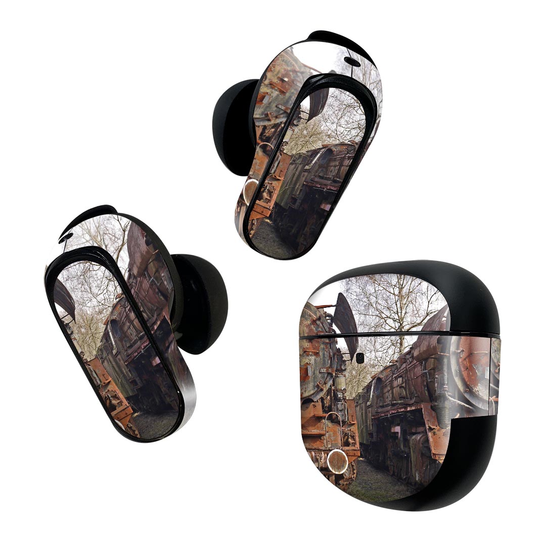 製品名 Bose QuietComfort Earbuds II 専用デザインスキンシール セット内容 Bose QuietComfort Earbuds II 専用シール　イヤホン（左右）3枚、充電ケース用シール 1枚AirPods第3世代専用です。第1?2世代、Proシリーズには対応していません。 商品特徴 再剥離性シートを素材に採用し、細かな位置調整がしやすく貼り直しが容易です。また、エアフリーでもありますので気泡が簡単に逃げるので、キレイに貼ることができます。専用の業務プリンターを使い、商品画像と遜色のない美しい印刷仕上がり。 注意事項 画像はサンプルですので、ご覧の環境によっては多少色味に違いを感じる場合がございます。 イメージと違った、モニターと色味が異なるという理由での交換や返金はご対応出来かねます。スキンシールのみの販売で、機器本体や充電ケース本体は付属しません。シワができた場合、ドライヤーなどで軽く温め、外側に向けてシワを伸ばすように貼ってください。初回貼付時の位置調整や貼り直しは可能ですが、しっかりと押し付けて接着させた後の再剥離、再利用は保証しておりません。また接着部に油分や汚れが付着しますと角の部分は剥がれやすくなりますので、貼付時はあまり触れないようにご注意ください。無地のセミグロスシートにデザインをプリントした商品で、デコなどの加工はございません。 凹凸や光沢があるように見えたり布地や金属を素材にしたように見える商品もありますが、デザインの図版によるものです。印刷時に微妙な画像のズレが生じる場合がございます。ご注文後に1点1点制作する受注生産品の為、不良品以外のご返品や交換は固くお断りします。 商品発送 完全受注生産のハンドメイド商品となりますので、既製品と比べて発送までお時間を頂いています。 基本的に決済確認後2~3営業日、最大で10営業日での発送となります。繁忙期や休業日明けの場合はさらに時間がかかる場合があります。 その際には別途メールにてご連絡致します。メール便の場合、発送日から到着までに2?4日ほどかかる場合が多く、紛失などの保障もご対応できかねます。あらかじめご了承下さい。