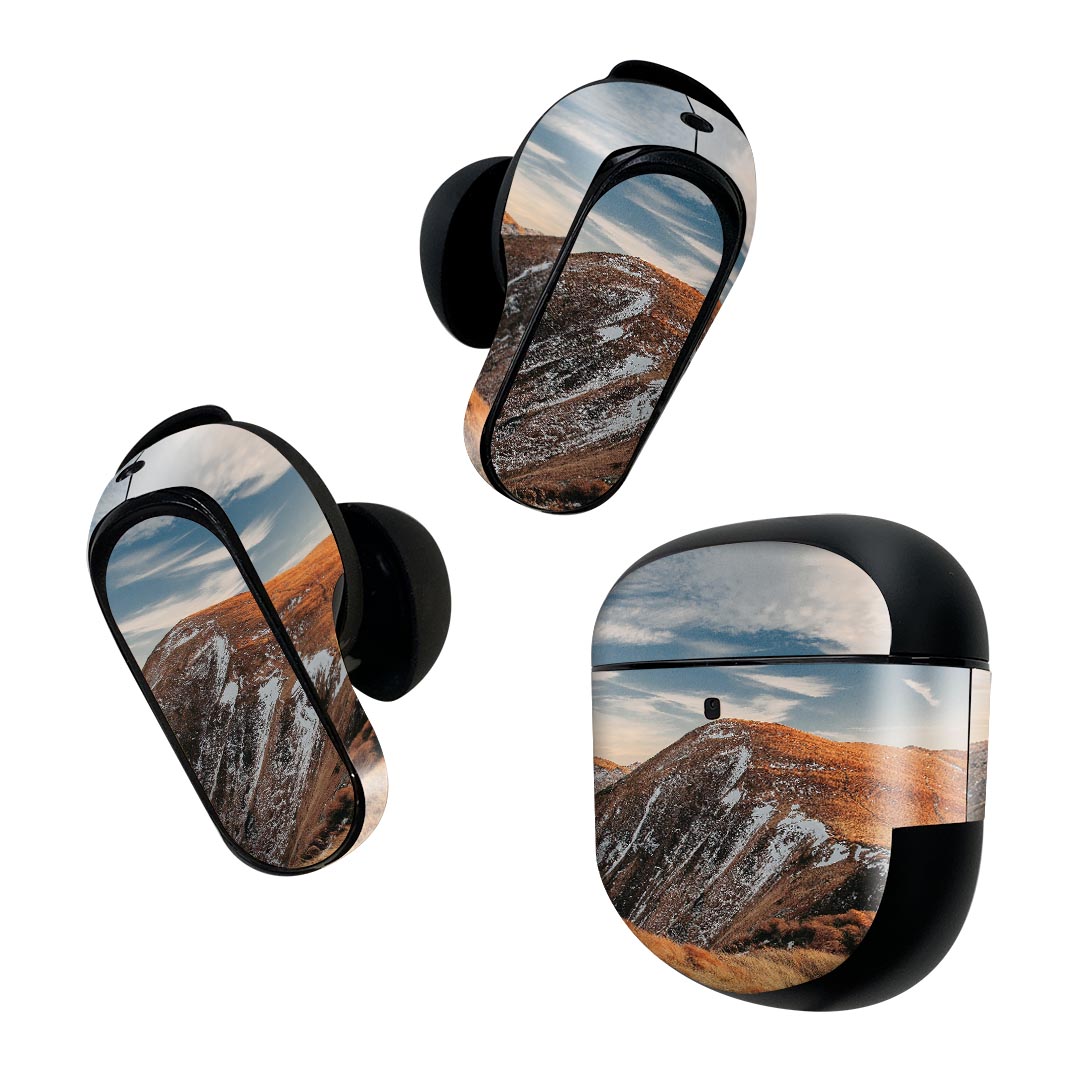 製品名 Bose QuietComfort Earbuds II 専用デザインスキンシール セット内容 Bose QuietComfort Earbuds II 専用シール　イヤホン（左右）3枚、充電ケース用シール 1枚AirPods第3世代専用です。第1?2世代、Proシリーズには対応していません。 商品特徴 再剥離性シートを素材に採用し、細かな位置調整がしやすく貼り直しが容易です。また、エアフリーでもありますので気泡が簡単に逃げるので、キレイに貼ることができます。専用の業務プリンターを使い、商品画像と遜色のない美しい印刷仕上がり。 注意事項 画像はサンプルですので、ご覧の環境によっては多少色味に違いを感じる場合がございます。 イメージと違った、モニターと色味が異なるという理由での交換や返金はご対応出来かねます。スキンシールのみの販売で、機器本体や充電ケース本体は付属しません。シワができた場合、ドライヤーなどで軽く温め、外側に向けてシワを伸ばすように貼ってください。初回貼付時の位置調整や貼り直しは可能ですが、しっかりと押し付けて接着させた後の再剥離、再利用は保証しておりません。また接着部に油分や汚れが付着しますと角の部分は剥がれやすくなりますので、貼付時はあまり触れないようにご注意ください。無地のセミグロスシートにデザインをプリントした商品で、デコなどの加工はございません。 凹凸や光沢があるように見えたり布地や金属を素材にしたように見える商品もありますが、デザインの図版によるものです。印刷時に微妙な画像のズレが生じる場合がございます。ご注文後に1点1点制作する受注生産品の為、不良品以外のご返品や交換は固くお断りします。 商品発送 完全受注生産のハンドメイド商品となりますので、既製品と比べて発送までお時間を頂いています。 基本的に決済確認後2~3営業日、最大で10営業日での発送となります。繁忙期や休業日明けの場合はさらに時間がかかる場合があります。 その際には別途メールにてご連絡致します。メール便の場合、発送日から到着までに2?4日ほどかかる場合が多く、紛失などの保障もご対応できかねます。あらかじめご了承下さい。