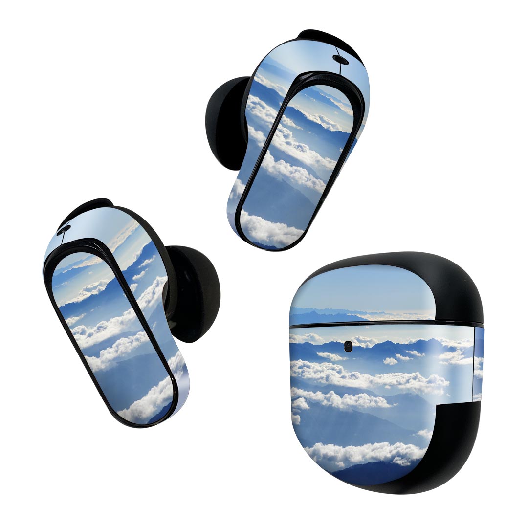 製品名 Bose QuietComfort Earbuds II 専用デザインスキンシール セット内容 Bose QuietComfort Earbuds II 専用シール　イヤホン（左右）3枚、充電ケース用シール 1枚AirPods第3世代専用です。第1?2世代、Proシリーズには対応していません。 商品特徴 再剥離性シートを素材に採用し、細かな位置調整がしやすく貼り直しが容易です。また、エアフリーでもありますので気泡が簡単に逃げるので、キレイに貼ることができます。専用の業務プリンターを使い、商品画像と遜色のない美しい印刷仕上がり。 注意事項 画像はサンプルですので、ご覧の環境によっては多少色味に違いを感じる場合がございます。 イメージと違った、モニターと色味が異なるという理由での交換や返金はご対応出来かねます。スキンシールのみの販売で、機器本体や充電ケース本体は付属しません。シワができた場合、ドライヤーなどで軽く温め、外側に向けてシワを伸ばすように貼ってください。初回貼付時の位置調整や貼り直しは可能ですが、しっかりと押し付けて接着させた後の再剥離、再利用は保証しておりません。また接着部に油分や汚れが付着しますと角の部分は剥がれやすくなりますので、貼付時はあまり触れないようにご注意ください。無地のセミグロスシートにデザインをプリントした商品で、デコなどの加工はございません。 凹凸や光沢があるように見えたり布地や金属を素材にしたように見える商品もありますが、デザインの図版によるものです。印刷時に微妙な画像のズレが生じる場合がございます。ご注文後に1点1点制作する受注生産品の為、不良品以外のご返品や交換は固くお断りします。 商品発送 完全受注生産のハンドメイド商品となりますので、既製品と比べて発送までお時間を頂いています。 基本的に決済確認後2~3営業日、最大で10営業日での発送となります。繁忙期や休業日明けの場合はさらに時間がかかる場合があります。 その際には別途メールにてご連絡致します。メール便の場合、発送日から到着までに2?4日ほどかかる場合が多く、紛失などの保障もご対応できかねます。あらかじめご了承下さい。