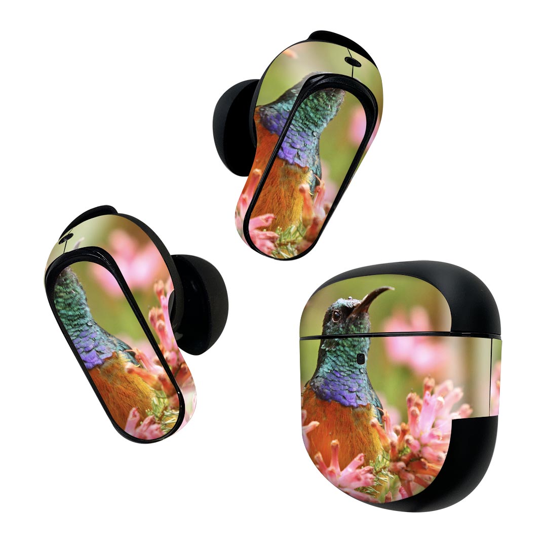 製品名 Bose QuietComfort Earbuds II 専用デザインスキンシール セット内容 Bose QuietComfort Earbuds II 専用シール　イヤホン（左右）3枚、充電ケース用シール 1枚AirPods第3世代専用です。第1?2世代、Proシリーズには対応していません。 商品特徴 再剥離性シートを素材に採用し、細かな位置調整がしやすく貼り直しが容易です。また、エアフリーでもありますので気泡が簡単に逃げるので、キレイに貼ることができます。専用の業務プリンターを使い、商品画像と遜色のない美しい印刷仕上がり。 注意事項 画像はサンプルですので、ご覧の環境によっては多少色味に違いを感じる場合がございます。 イメージと違った、モニターと色味が異なるという理由での交換や返金はご対応出来かねます。スキンシールのみの販売で、機器本体や充電ケース本体は付属しません。シワができた場合、ドライヤーなどで軽く温め、外側に向けてシワを伸ばすように貼ってください。初回貼付時の位置調整や貼り直しは可能ですが、しっかりと押し付けて接着させた後の再剥離、再利用は保証しておりません。また接着部に油分や汚れが付着しますと角の部分は剥がれやすくなりますので、貼付時はあまり触れないようにご注意ください。無地のセミグロスシートにデザインをプリントした商品で、デコなどの加工はございません。 凹凸や光沢があるように見えたり布地や金属を素材にしたように見える商品もありますが、デザインの図版によるものです。印刷時に微妙な画像のズレが生じる場合がございます。ご注文後に1点1点制作する受注生産品の為、不良品以外のご返品や交換は固くお断りします。 商品発送 完全受注生産のハンドメイド商品となりますので、既製品と比べて発送までお時間を頂いています。 基本的に決済確認後2~3営業日、最大で10営業日での発送となります。繁忙期や休業日明けの場合はさらに時間がかかる場合があります。 その際には別途メールにてご連絡致します。メール便の場合、発送日から到着までに2?4日ほどかかる場合が多く、紛失などの保障もご対応できかねます。あらかじめご了承下さい。