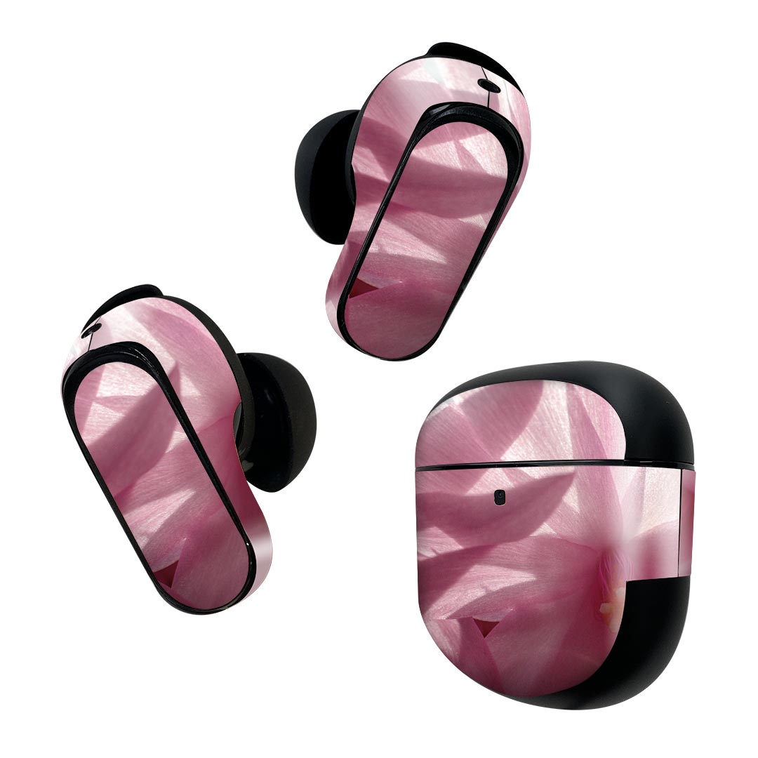 製品名 Bose QuietComfort Earbuds II 専用デザインスキンシール セット内容 Bose QuietComfort Earbuds II 専用シール　イヤホン（左右）3枚、充電ケース用シール 1枚AirPods第3世代専用です。第1?2世代、Proシリーズには対応していません。 商品特徴 再剥離性シートを素材に採用し、細かな位置調整がしやすく貼り直しが容易です。また、エアフリーでもありますので気泡が簡単に逃げるので、キレイに貼ることができます。専用の業務プリンターを使い、商品画像と遜色のない美しい印刷仕上がり。 注意事項 画像はサンプルですので、ご覧の環境によっては多少色味に違いを感じる場合がございます。 イメージと違った、モニターと色味が異なるという理由での交換や返金はご対応出来かねます。スキンシールのみの販売で、機器本体や充電ケース本体は付属しません。シワができた場合、ドライヤーなどで軽く温め、外側に向けてシワを伸ばすように貼ってください。初回貼付時の位置調整や貼り直しは可能ですが、しっかりと押し付けて接着させた後の再剥離、再利用は保証しておりません。また接着部に油分や汚れが付着しますと角の部分は剥がれやすくなりますので、貼付時はあまり触れないようにご注意ください。無地のセミグロスシートにデザインをプリントした商品で、デコなどの加工はございません。 凹凸や光沢があるように見えたり布地や金属を素材にしたように見える商品もありますが、デザインの図版によるものです。印刷時に微妙な画像のズレが生じる場合がございます。ご注文後に1点1点制作する受注生産品の為、不良品以外のご返品や交換は固くお断りします。 商品発送 完全受注生産のハンドメイド商品となりますので、既製品と比べて発送までお時間を頂いています。 基本的に決済確認後2~3営業日、最大で10営業日での発送となります。繁忙期や休業日明けの場合はさらに時間がかかる場合があります。 その際には別途メールにてご連絡致します。メール便の場合、発送日から到着までに2?4日ほどかかる場合が多く、紛失などの保障もご対応できかねます。あらかじめご了承下さい。
