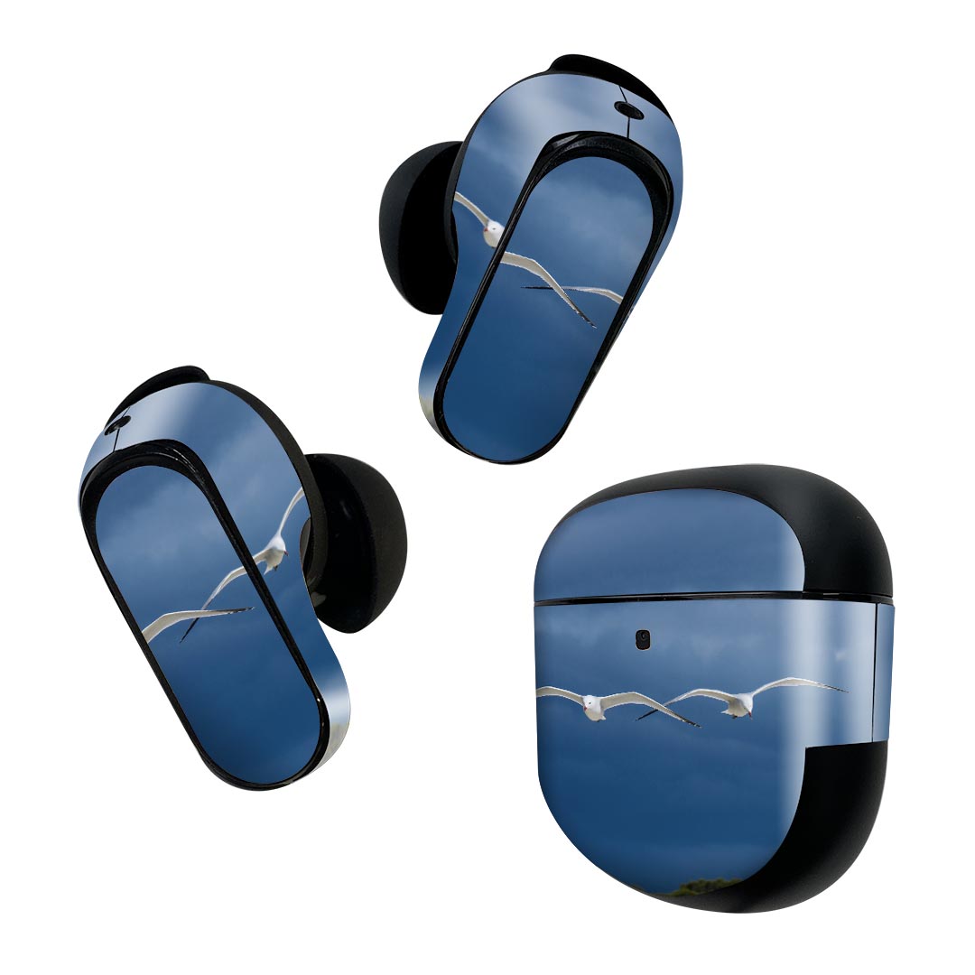 製品名 Bose QuietComfort Earbuds II 専用デザインスキンシール セット内容 Bose QuietComfort Earbuds II 専用シール　イヤホン（左右）3枚、充電ケース用シール 1枚AirPods第3世代専用です。第1?2世代、Proシリーズには対応していません。 商品特徴 再剥離性シートを素材に採用し、細かな位置調整がしやすく貼り直しが容易です。また、エアフリーでもありますので気泡が簡単に逃げるので、キレイに貼ることができます。専用の業務プリンターを使い、商品画像と遜色のない美しい印刷仕上がり。 注意事項 画像はサンプルですので、ご覧の環境によっては多少色味に違いを感じる場合がございます。 イメージと違った、モニターと色味が異なるという理由での交換や返金はご対応出来かねます。スキンシールのみの販売で、機器本体や充電ケース本体は付属しません。シワができた場合、ドライヤーなどで軽く温め、外側に向けてシワを伸ばすように貼ってください。初回貼付時の位置調整や貼り直しは可能ですが、しっかりと押し付けて接着させた後の再剥離、再利用は保証しておりません。また接着部に油分や汚れが付着しますと角の部分は剥がれやすくなりますので、貼付時はあまり触れないようにご注意ください。無地のセミグロスシートにデザインをプリントした商品で、デコなどの加工はございません。 凹凸や光沢があるように見えたり布地や金属を素材にしたように見える商品もありますが、デザインの図版によるものです。印刷時に微妙な画像のズレが生じる場合がございます。ご注文後に1点1点制作する受注生産品の為、不良品以外のご返品や交換は固くお断りします。 商品発送 完全受注生産のハンドメイド商品となりますので、既製品と比べて発送までお時間を頂いています。 基本的に決済確認後2~3営業日、最大で10営業日での発送となります。繁忙期や休業日明けの場合はさらに時間がかかる場合があります。 その際には別途メールにてご連絡致します。メール便の場合、発送日から到着までに2?4日ほどかかる場合が多く、紛失などの保障もご対応できかねます。あらかじめご了承下さい。