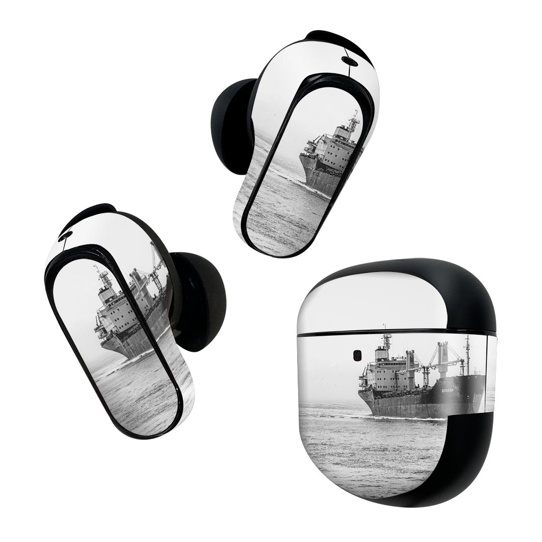 製品名 Bose QuietComfort Earbuds II 専用デザインスキンシール セット内容 Bose QuietComfort Earbuds II 専用シール　イヤホン（左右）3枚、充電ケース用シール 1枚AirPods第3世代専用です。第1?2世代、Proシリーズには対応していません。 商品特徴 再剥離性シートを素材に採用し、細かな位置調整がしやすく貼り直しが容易です。また、エアフリーでもありますので気泡が簡単に逃げるので、キレイに貼ることができます。専用の業務プリンターを使い、商品画像と遜色のない美しい印刷仕上がり。 注意事項 画像はサンプルですので、ご覧の環境によっては多少色味に違いを感じる場合がございます。 イメージと違った、モニターと色味が異なるという理由での交換や返金はご対応出来かねます。スキンシールのみの販売で、機器本体や充電ケース本体は付属しません。シワができた場合、ドライヤーなどで軽く温め、外側に向けてシワを伸ばすように貼ってください。初回貼付時の位置調整や貼り直しは可能ですが、しっかりと押し付けて接着させた後の再剥離、再利用は保証しておりません。また接着部に油分や汚れが付着しますと角の部分は剥がれやすくなりますので、貼付時はあまり触れないようにご注意ください。無地のセミグロスシートにデザインをプリントした商品で、デコなどの加工はございません。 凹凸や光沢があるように見えたり布地や金属を素材にしたように見える商品もありますが、デザインの図版によるものです。印刷時に微妙な画像のズレが生じる場合がございます。ご注文後に1点1点制作する受注生産品の為、不良品以外のご返品や交換は固くお断りします。 商品発送 完全受注生産のハンドメイド商品となりますので、既製品と比べて発送までお時間を頂いています。 基本的に決済確認後2~3営業日、最大で10営業日での発送となります。繁忙期や休業日明けの場合はさらに時間がかかる場合があります。 その際には別途メールにてご連絡致します。メール便の場合、発送日から到着までに2?4日ほどかかる場合が多く、紛失などの保障もご対応できかねます。あらかじめご了承下さい。