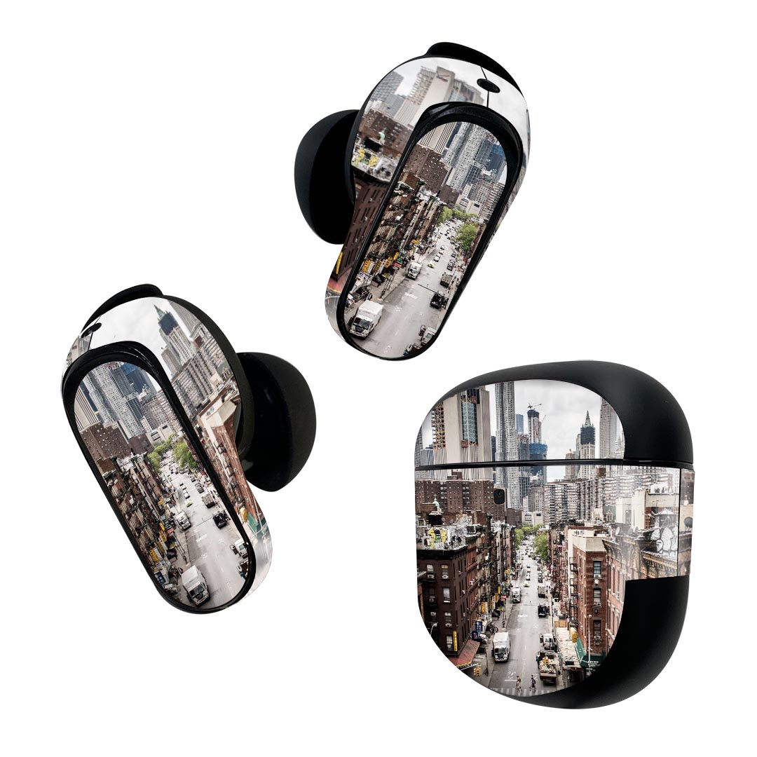 製品名 Bose QuietComfort Earbuds II 専用デザインスキンシール セット内容 Bose QuietComfort Earbuds II 専用シール　イヤホン（左右）3枚、充電ケース用シール 1枚AirPods第3世代専用です。第1?2世代、Proシリーズには対応していません。 商品特徴 再剥離性シートを素材に採用し、細かな位置調整がしやすく貼り直しが容易です。また、エアフリーでもありますので気泡が簡単に逃げるので、キレイに貼ることができます。専用の業務プリンターを使い、商品画像と遜色のない美しい印刷仕上がり。 注意事項 画像はサンプルですので、ご覧の環境によっては多少色味に違いを感じる場合がございます。 イメージと違った、モニターと色味が異なるという理由での交換や返金はご対応出来かねます。スキンシールのみの販売で、機器本体や充電ケース本体は付属しません。シワができた場合、ドライヤーなどで軽く温め、外側に向けてシワを伸ばすように貼ってください。初回貼付時の位置調整や貼り直しは可能ですが、しっかりと押し付けて接着させた後の再剥離、再利用は保証しておりません。また接着部に油分や汚れが付着しますと角の部分は剥がれやすくなりますので、貼付時はあまり触れないようにご注意ください。無地のセミグロスシートにデザインをプリントした商品で、デコなどの加工はございません。 凹凸や光沢があるように見えたり布地や金属を素材にしたように見える商品もありますが、デザインの図版によるものです。印刷時に微妙な画像のズレが生じる場合がございます。ご注文後に1点1点制作する受注生産品の為、不良品以外のご返品や交換は固くお断りします。 商品発送 完全受注生産のハンドメイド商品となりますので、既製品と比べて発送までお時間を頂いています。 基本的に決済確認後2~3営業日、最大で10営業日での発送となります。繁忙期や休業日明けの場合はさらに時間がかかる場合があります。 その際には別途メールにてご連絡致します。メール便の場合、発送日から到着までに2?4日ほどかかる場合が多く、紛失などの保障もご対応できかねます。あらかじめご了承下さい。