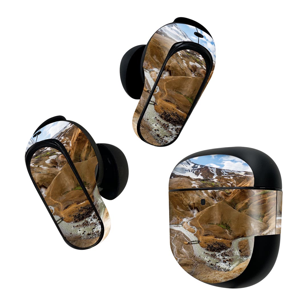 製品名 Bose QuietComfort Earbuds II 専用デザインスキンシール セット内容 Bose QuietComfort Earbuds II 専用シール　イヤホン（左右）3枚、充電ケース用シール 1枚AirPods第3世代専用です。第1?2世代、Proシリーズには対応していません。 商品特徴 再剥離性シートを素材に採用し、細かな位置調整がしやすく貼り直しが容易です。また、エアフリーでもありますので気泡が簡単に逃げるので、キレイに貼ることができます。専用の業務プリンターを使い、商品画像と遜色のない美しい印刷仕上がり。 注意事項 画像はサンプルですので、ご覧の環境によっては多少色味に違いを感じる場合がございます。 イメージと違った、モニターと色味が異なるという理由での交換や返金はご対応出来かねます。スキンシールのみの販売で、機器本体や充電ケース本体は付属しません。シワができた場合、ドライヤーなどで軽く温め、外側に向けてシワを伸ばすように貼ってください。初回貼付時の位置調整や貼り直しは可能ですが、しっかりと押し付けて接着させた後の再剥離、再利用は保証しておりません。また接着部に油分や汚れが付着しますと角の部分は剥がれやすくなりますので、貼付時はあまり触れないようにご注意ください。無地のセミグロスシートにデザインをプリントした商品で、デコなどの加工はございません。 凹凸や光沢があるように見えたり布地や金属を素材にしたように見える商品もありますが、デザインの図版によるものです。印刷時に微妙な画像のズレが生じる場合がございます。ご注文後に1点1点制作する受注生産品の為、不良品以外のご返品や交換は固くお断りします。 商品発送 完全受注生産のハンドメイド商品となりますので、既製品と比べて発送までお時間を頂いています。 基本的に決済確認後2~3営業日、最大で10営業日での発送となります。繁忙期や休業日明けの場合はさらに時間がかかる場合があります。 その際には別途メールにてご連絡致します。メール便の場合、発送日から到着までに2?4日ほどかかる場合が多く、紛失などの保障もご対応できかねます。あらかじめご了承下さい。