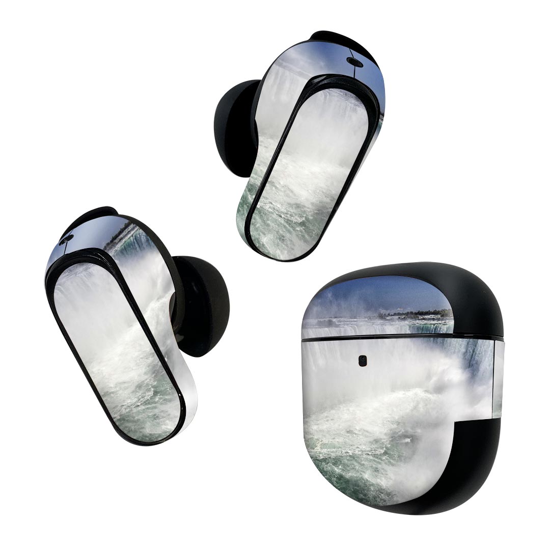製品名 Bose QuietComfort Earbuds II 専用デザインスキンシール セット内容 Bose QuietComfort Earbuds II 専用シール　イヤホン（左右）3枚、充電ケース用シール 1枚AirPods第3世代専用です。第1?2世代、Proシリーズには対応していません。 商品特徴 再剥離性シートを素材に採用し、細かな位置調整がしやすく貼り直しが容易です。また、エアフリーでもありますので気泡が簡単に逃げるので、キレイに貼ることができます。専用の業務プリンターを使い、商品画像と遜色のない美しい印刷仕上がり。 注意事項 画像はサンプルですので、ご覧の環境によっては多少色味に違いを感じる場合がございます。 イメージと違った、モニターと色味が異なるという理由での交換や返金はご対応出来かねます。スキンシールのみの販売で、機器本体や充電ケース本体は付属しません。シワができた場合、ドライヤーなどで軽く温め、外側に向けてシワを伸ばすように貼ってください。初回貼付時の位置調整や貼り直しは可能ですが、しっかりと押し付けて接着させた後の再剥離、再利用は保証しておりません。また接着部に油分や汚れが付着しますと角の部分は剥がれやすくなりますので、貼付時はあまり触れないようにご注意ください。無地のセミグロスシートにデザインをプリントした商品で、デコなどの加工はございません。 凹凸や光沢があるように見えたり布地や金属を素材にしたように見える商品もありますが、デザインの図版によるものです。印刷時に微妙な画像のズレが生じる場合がございます。ご注文後に1点1点制作する受注生産品の為、不良品以外のご返品や交換は固くお断りします。 商品発送 完全受注生産のハンドメイド商品となりますので、既製品と比べて発送までお時間を頂いています。 基本的に決済確認後2~3営業日、最大で10営業日での発送となります。繁忙期や休業日明けの場合はさらに時間がかかる場合があります。 その際には別途メールにてご連絡致します。メール便の場合、発送日から到着までに2?4日ほどかかる場合が多く、紛失などの保障もご対応できかねます。あらかじめご了承下さい。