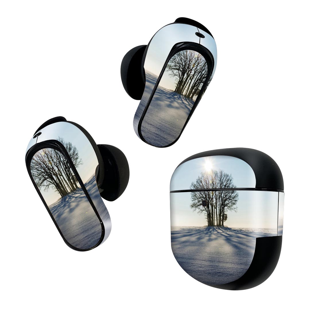 製品名 Bose QuietComfort Earbuds II 専用デザインスキンシール セット内容 Bose QuietComfort Earbuds II 専用シール　イヤホン（左右）3枚、充電ケース用シール 1枚AirPods第3世代専用です。第1?2世代、Proシリーズには対応していません。 商品特徴 再剥離性シートを素材に採用し、細かな位置調整がしやすく貼り直しが容易です。また、エアフリーでもありますので気泡が簡単に逃げるので、キレイに貼ることができます。専用の業務プリンターを使い、商品画像と遜色のない美しい印刷仕上がり。 注意事項 画像はサンプルですので、ご覧の環境によっては多少色味に違いを感じる場合がございます。 イメージと違った、モニターと色味が異なるという理由での交換や返金はご対応出来かねます。スキンシールのみの販売で、機器本体や充電ケース本体は付属しません。シワができた場合、ドライヤーなどで軽く温め、外側に向けてシワを伸ばすように貼ってください。初回貼付時の位置調整や貼り直しは可能ですが、しっかりと押し付けて接着させた後の再剥離、再利用は保証しておりません。また接着部に油分や汚れが付着しますと角の部分は剥がれやすくなりますので、貼付時はあまり触れないようにご注意ください。無地のセミグロスシートにデザインをプリントした商品で、デコなどの加工はございません。 凹凸や光沢があるように見えたり布地や金属を素材にしたように見える商品もありますが、デザインの図版によるものです。印刷時に微妙な画像のズレが生じる場合がございます。ご注文後に1点1点制作する受注生産品の為、不良品以外のご返品や交換は固くお断りします。 商品発送 完全受注生産のハンドメイド商品となりますので、既製品と比べて発送までお時間を頂いています。 基本的に決済確認後2~3営業日、最大で10営業日での発送となります。繁忙期や休業日明けの場合はさらに時間がかかる場合があります。 その際には別途メールにてご連絡致します。メール便の場合、発送日から到着までに2?4日ほどかかる場合が多く、紛失などの保障もご対応できかねます。あらかじめご了承下さい。