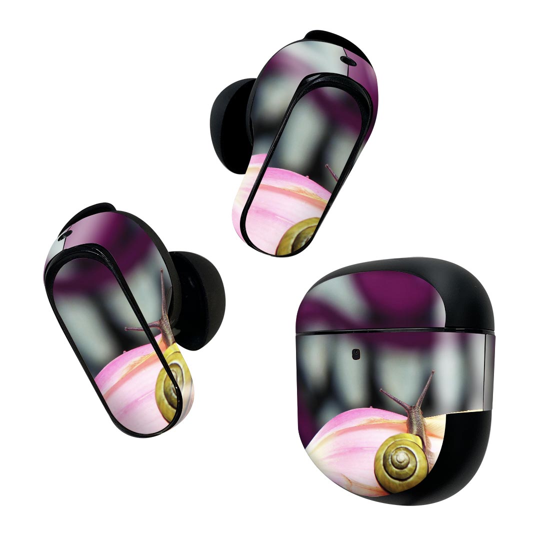 製品名 Bose QuietComfort Earbuds II 専用デザインスキンシール セット内容 Bose QuietComfort Earbuds II 専用シール　イヤホン（左右）3枚、充電ケース用シール 1枚AirPods第3世代専用です。第1?2世代、Proシリーズには対応していません。 商品特徴 再剥離性シートを素材に採用し、細かな位置調整がしやすく貼り直しが容易です。また、エアフリーでもありますので気泡が簡単に逃げるので、キレイに貼ることができます。専用の業務プリンターを使い、商品画像と遜色のない美しい印刷仕上がり。 注意事項 画像はサンプルですので、ご覧の環境によっては多少色味に違いを感じる場合がございます。 イメージと違った、モニターと色味が異なるという理由での交換や返金はご対応出来かねます。スキンシールのみの販売で、機器本体や充電ケース本体は付属しません。シワができた場合、ドライヤーなどで軽く温め、外側に向けてシワを伸ばすように貼ってください。初回貼付時の位置調整や貼り直しは可能ですが、しっかりと押し付けて接着させた後の再剥離、再利用は保証しておりません。また接着部に油分や汚れが付着しますと角の部分は剥がれやすくなりますので、貼付時はあまり触れないようにご注意ください。無地のセミグロスシートにデザインをプリントした商品で、デコなどの加工はございません。 凹凸や光沢があるように見えたり布地や金属を素材にしたように見える商品もありますが、デザインの図版によるものです。印刷時に微妙な画像のズレが生じる場合がございます。ご注文後に1点1点制作する受注生産品の為、不良品以外のご返品や交換は固くお断りします。 商品発送 完全受注生産のハンドメイド商品となりますので、既製品と比べて発送までお時間を頂いています。 基本的に決済確認後2~3営業日、最大で10営業日での発送となります。繁忙期や休業日明けの場合はさらに時間がかかる場合があります。 その際には別途メールにてご連絡致します。メール便の場合、発送日から到着までに2?4日ほどかかる場合が多く、紛失などの保障もご対応できかねます。あらかじめご了承下さい。