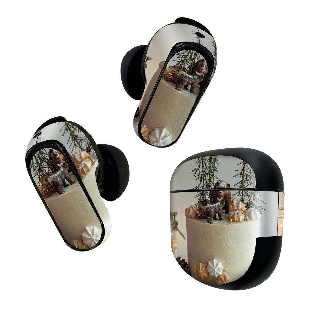 製品名 Bose QuietComfort Earbuds II 専用デザインスキンシール セット内容 Bose QuietComfort Earbuds II 専用シール　イヤホン（左右）3枚、充電ケース用シール 1枚AirPods第3世代専用です。第1?2世代、Proシリーズには対応していません。 商品特徴 再剥離性シートを素材に採用し、細かな位置調整がしやすく貼り直しが容易です。また、エアフリーでもありますので気泡が簡単に逃げるので、キレイに貼ることができます。専用の業務プリンターを使い、商品画像と遜色のない美しい印刷仕上がり。 注意事項 画像はサンプルですので、ご覧の環境によっては多少色味に違いを感じる場合がございます。 イメージと違った、モニターと色味が異なるという理由での交換や返金はご対応出来かねます。スキンシールのみの販売で、機器本体や充電ケース本体は付属しません。シワができた場合、ドライヤーなどで軽く温め、外側に向けてシワを伸ばすように貼ってください。初回貼付時の位置調整や貼り直しは可能ですが、しっかりと押し付けて接着させた後の再剥離、再利用は保証しておりません。また接着部に油分や汚れが付着しますと角の部分は剥がれやすくなりますので、貼付時はあまり触れないようにご注意ください。無地のセミグロスシートにデザインをプリントした商品で、デコなどの加工はございません。 凹凸や光沢があるように見えたり布地や金属を素材にしたように見える商品もありますが、デザインの図版によるものです。印刷時に微妙な画像のズレが生じる場合がございます。ご注文後に1点1点制作する受注生産品の為、不良品以外のご返品や交換は固くお断りします。 商品発送 完全受注生産のハンドメイド商品となりますので、既製品と比べて発送までお時間を頂いています。 基本的に決済確認後2~3営業日、最大で10営業日での発送となります。繁忙期や休業日明けの場合はさらに時間がかかる場合があります。 その際には別途メールにてご連絡致します。メール便の場合、発送日から到着までに2?4日ほどかかる場合が多く、紛失などの保障もご対応できかねます。あらかじめご了承下さい。