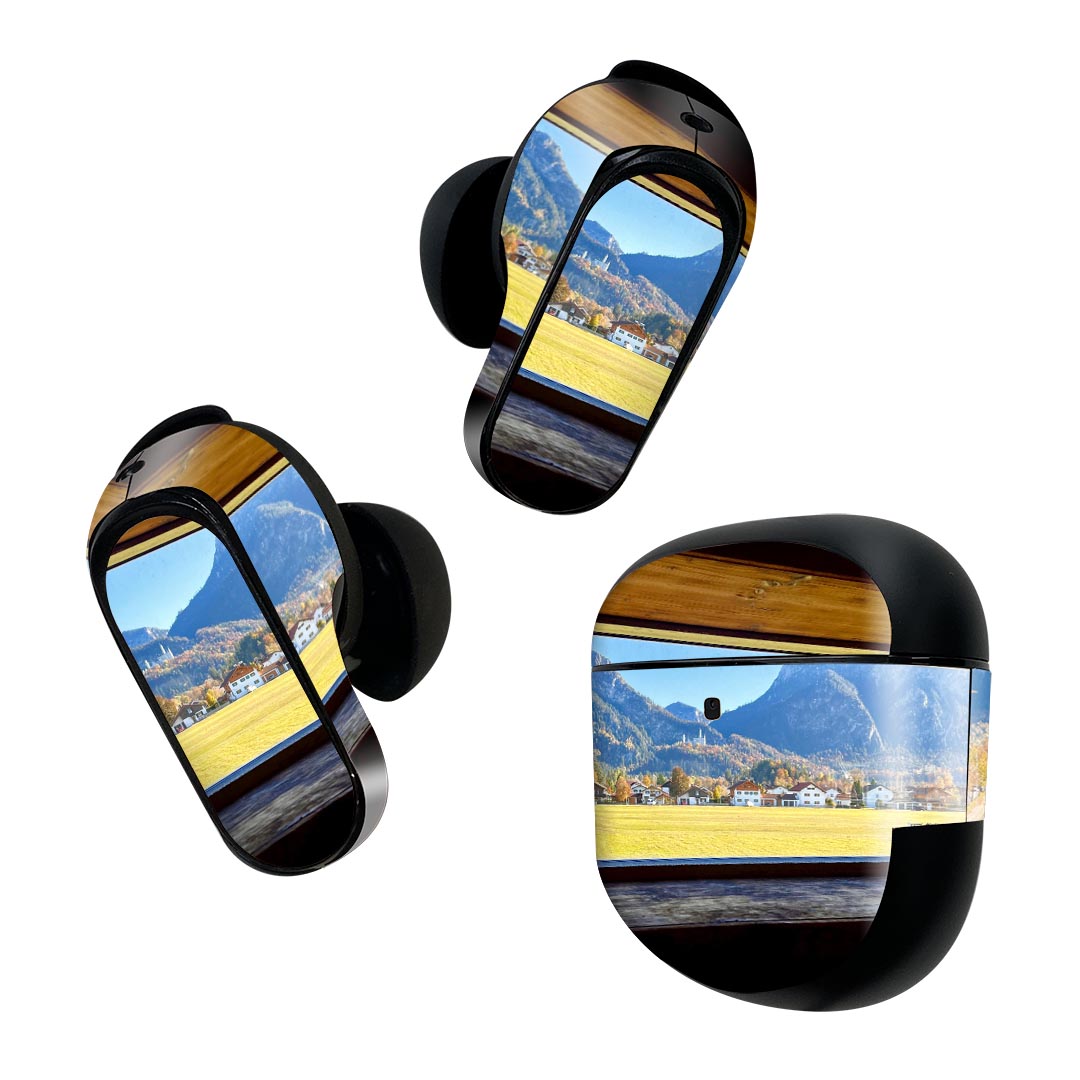 製品名 Bose QuietComfort Earbuds II 専用デザインスキンシール セット内容 Bose QuietComfort Earbuds II 専用シール　イヤホン（左右）3枚、充電ケース用シール 1枚AirPods第3世代専用です。第1?2世代、Proシリーズには対応していません。 商品特徴 再剥離性シートを素材に採用し、細かな位置調整がしやすく貼り直しが容易です。また、エアフリーでもありますので気泡が簡単に逃げるので、キレイに貼ることができます。専用の業務プリンターを使い、商品画像と遜色のない美しい印刷仕上がり。 注意事項 画像はサンプルですので、ご覧の環境によっては多少色味に違いを感じる場合がございます。 イメージと違った、モニターと色味が異なるという理由での交換や返金はご対応出来かねます。スキンシールのみの販売で、機器本体や充電ケース本体は付属しません。シワができた場合、ドライヤーなどで軽く温め、外側に向けてシワを伸ばすように貼ってください。初回貼付時の位置調整や貼り直しは可能ですが、しっかりと押し付けて接着させた後の再剥離、再利用は保証しておりません。また接着部に油分や汚れが付着しますと角の部分は剥がれやすくなりますので、貼付時はあまり触れないようにご注意ください。無地のセミグロスシートにデザインをプリントした商品で、デコなどの加工はございません。 凹凸や光沢があるように見えたり布地や金属を素材にしたように見える商品もありますが、デザインの図版によるものです。印刷時に微妙な画像のズレが生じる場合がございます。ご注文後に1点1点制作する受注生産品の為、不良品以外のご返品や交換は固くお断りします。 商品発送 完全受注生産のハンドメイド商品となりますので、既製品と比べて発送までお時間を頂いています。 基本的に決済確認後2~3営業日、最大で10営業日での発送となります。繁忙期や休業日明けの場合はさらに時間がかかる場合があります。 その際には別途メールにてご連絡致します。メール便の場合、発送日から到着までに2?4日ほどかかる場合が多く、紛失などの保障もご対応できかねます。あらかじめご了承下さい。