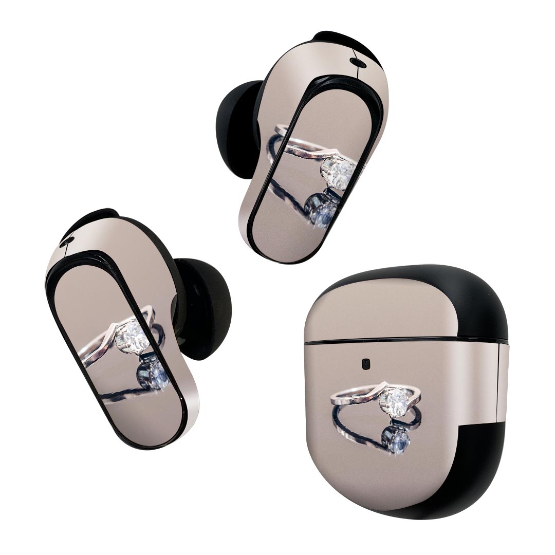 製品名 Bose QuietComfort Earbuds II 専用デザインスキンシール セット内容 Bose QuietComfort Earbuds II 専用シール　イヤホン（左右）3枚、充電ケース用シール 1枚AirPods第3世代専用です。第1?2世代、Proシリーズには対応していません。 商品特徴 再剥離性シートを素材に採用し、細かな位置調整がしやすく貼り直しが容易です。また、エアフリーでもありますので気泡が簡単に逃げるので、キレイに貼ることができます。専用の業務プリンターを使い、商品画像と遜色のない美しい印刷仕上がり。 注意事項 画像はサンプルですので、ご覧の環境によっては多少色味に違いを感じる場合がございます。 イメージと違った、モニターと色味が異なるという理由での交換や返金はご対応出来かねます。スキンシールのみの販売で、機器本体や充電ケース本体は付属しません。シワができた場合、ドライヤーなどで軽く温め、外側に向けてシワを伸ばすように貼ってください。初回貼付時の位置調整や貼り直しは可能ですが、しっかりと押し付けて接着させた後の再剥離、再利用は保証しておりません。また接着部に油分や汚れが付着しますと角の部分は剥がれやすくなりますので、貼付時はあまり触れないようにご注意ください。無地のセミグロスシートにデザインをプリントした商品で、デコなどの加工はございません。 凹凸や光沢があるように見えたり布地や金属を素材にしたように見える商品もありますが、デザインの図版によるものです。印刷時に微妙な画像のズレが生じる場合がございます。ご注文後に1点1点制作する受注生産品の為、不良品以外のご返品や交換は固くお断りします。 商品発送 完全受注生産のハンドメイド商品となりますので、既製品と比べて発送までお時間を頂いています。 基本的に決済確認後2~3営業日、最大で10営業日での発送となります。繁忙期や休業日明けの場合はさらに時間がかかる場合があります。 その際には別途メールにてご連絡致します。メール便の場合、発送日から到着までに2?4日ほどかかる場合が多く、紛失などの保障もご対応できかねます。あらかじめご了承下さい。