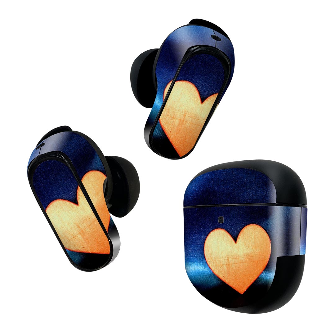 製品名 Bose QuietComfort Earbuds II 専用デザインスキンシール セット内容 Bose QuietComfort Earbuds II 専用シール　イヤホン（左右）3枚、充電ケース用シール 1枚AirPods第3世代専用です。第1?2世代、Proシリーズには対応していません。 商品特徴 再剥離性シートを素材に採用し、細かな位置調整がしやすく貼り直しが容易です。また、エアフリーでもありますので気泡が簡単に逃げるので、キレイに貼ることができます。専用の業務プリンターを使い、商品画像と遜色のない美しい印刷仕上がり。 注意事項 画像はサンプルですので、ご覧の環境によっては多少色味に違いを感じる場合がございます。 イメージと違った、モニターと色味が異なるという理由での交換や返金はご対応出来かねます。スキンシールのみの販売で、機器本体や充電ケース本体は付属しません。シワができた場合、ドライヤーなどで軽く温め、外側に向けてシワを伸ばすように貼ってください。初回貼付時の位置調整や貼り直しは可能ですが、しっかりと押し付けて接着させた後の再剥離、再利用は保証しておりません。また接着部に油分や汚れが付着しますと角の部分は剥がれやすくなりますので、貼付時はあまり触れないようにご注意ください。無地のセミグロスシートにデザインをプリントした商品で、デコなどの加工はございません。 凹凸や光沢があるように見えたり布地や金属を素材にしたように見える商品もありますが、デザインの図版によるものです。印刷時に微妙な画像のズレが生じる場合がございます。ご注文後に1点1点制作する受注生産品の為、不良品以外のご返品や交換は固くお断りします。 商品発送 完全受注生産のハンドメイド商品となりますので、既製品と比べて発送までお時間を頂いています。 基本的に決済確認後2~3営業日、最大で10営業日での発送となります。繁忙期や休業日明けの場合はさらに時間がかかる場合があります。 その際には別途メールにてご連絡致します。メール便の場合、発送日から到着までに2?4日ほどかかる場合が多く、紛失などの保障もご対応できかねます。あらかじめご了承下さい。