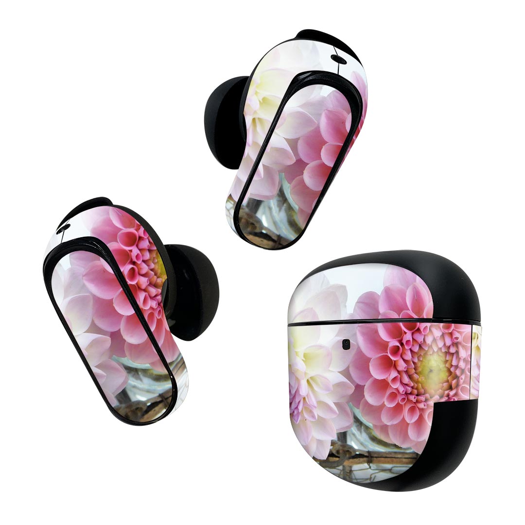 Bose QuietComfort Earbuds II 用 スキンシール ボーズ イヤバッズ2 用　ステッカー　本体3セット ケース1セット 保護 フィルム デコ 花　ダリア　 025816