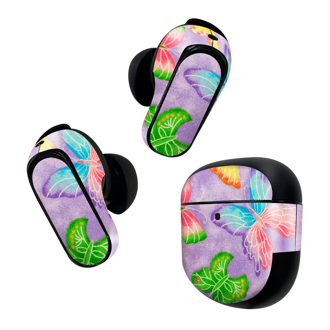 製品名 Bose QuietComfort Earbuds II 専用デザインスキンシール セット内容 Bose QuietComfort Earbuds II 専用シール　イヤホン（左右）3枚、充電ケース用シール 1枚AirPods第3世代専用です。第1?2世代、Proシリーズには対応していません。 商品特徴 再剥離性シートを素材に採用し、細かな位置調整がしやすく貼り直しが容易です。また、エアフリーでもありますので気泡が簡単に逃げるので、キレイに貼ることができます。専用の業務プリンターを使い、商品画像と遜色のない美しい印刷仕上がり。 注意事項 画像はサンプルですので、ご覧の環境によっては多少色味に違いを感じる場合がございます。 イメージと違った、モニターと色味が異なるという理由での交換や返金はご対応出来かねます。スキンシールのみの販売で、機器本体や充電ケース本体は付属しません。シワができた場合、ドライヤーなどで軽く温め、外側に向けてシワを伸ばすように貼ってください。初回貼付時の位置調整や貼り直しは可能ですが、しっかりと押し付けて接着させた後の再剥離、再利用は保証しておりません。また接着部に油分や汚れが付着しますと角の部分は剥がれやすくなりますので、貼付時はあまり触れないようにご注意ください。無地のセミグロスシートにデザインをプリントした商品で、デコなどの加工はございません。 凹凸や光沢があるように見えたり布地や金属を素材にしたように見える商品もありますが、デザインの図版によるものです。印刷時に微妙な画像のズレが生じる場合がございます。ご注文後に1点1点制作する受注生産品の為、不良品以外のご返品や交換は固くお断りします。 商品発送 完全受注生産のハンドメイド商品となりますので、既製品と比べて発送までお時間を頂いています。 基本的に決済確認後2~3営業日、最大で10営業日での発送となります。繁忙期や休業日明けの場合はさらに時間がかかる場合があります。 その際には別途メールにてご連絡致します。メール便の場合、発送日から到着までに2?4日ほどかかる場合が多く、紛失などの保障もご対応できかねます。あらかじめご了承下さい。
