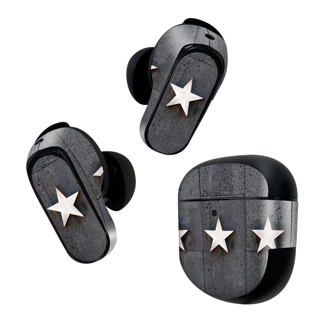 製品名 Bose QuietComfort Earbuds II 専用デザインスキンシール セット内容 Bose QuietComfort Earbuds II 専用シール　イヤホン（左右）3枚、充電ケース用シール 1枚AirPods第3世代専用です。第1?2世代、Proシリーズには対応していません。 商品特徴 再剥離性シートを素材に採用し、細かな位置調整がしやすく貼り直しが容易です。また、エアフリーでもありますので気泡が簡単に逃げるので、キレイに貼ることができます。専用の業務プリンターを使い、商品画像と遜色のない美しい印刷仕上がり。 注意事項 画像はサンプルですので、ご覧の環境によっては多少色味に違いを感じる場合がございます。 イメージと違った、モニターと色味が異なるという理由での交換や返金はご対応出来かねます。スキンシールのみの販売で、機器本体や充電ケース本体は付属しません。シワができた場合、ドライヤーなどで軽く温め、外側に向けてシワを伸ばすように貼ってください。初回貼付時の位置調整や貼り直しは可能ですが、しっかりと押し付けて接着させた後の再剥離、再利用は保証しておりません。また接着部に油分や汚れが付着しますと角の部分は剥がれやすくなりますので、貼付時はあまり触れないようにご注意ください。無地のセミグロスシートにデザインをプリントした商品で、デコなどの加工はございません。 凹凸や光沢があるように見えたり布地や金属を素材にしたように見える商品もありますが、デザインの図版によるものです。印刷時に微妙な画像のズレが生じる場合がございます。ご注文後に1点1点制作する受注生産品の為、不良品以外のご返品や交換は固くお断りします。 商品発送 完全受注生産のハンドメイド商品となりますので、既製品と比べて発送までお時間を頂いています。 基本的に決済確認後2~3営業日、最大で10営業日での発送となります。繁忙期や休業日明けの場合はさらに時間がかかる場合があります。 その際には別途メールにてご連絡致します。メール便の場合、発送日から到着までに2?4日ほどかかる場合が多く、紛失などの保障もご対応できかねます。あらかじめご了承下さい。