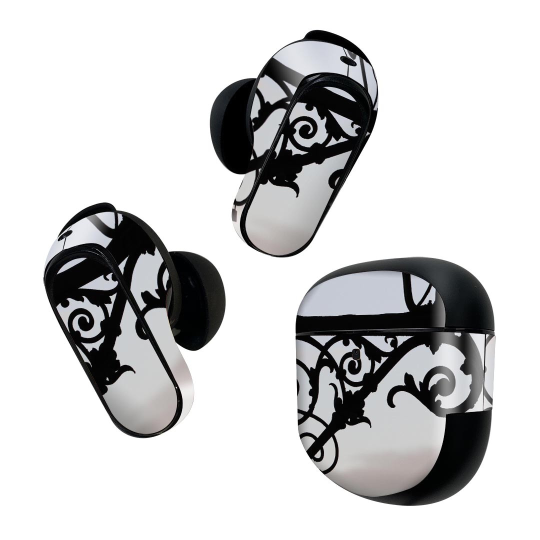 製品名 Bose QuietComfort Earbuds II 専用デザインスキンシール セット内容 Bose QuietComfort Earbuds II 専用シール　イヤホン（左右）3枚、充電ケース用シール 1枚AirPods第3世代専用です。第1?2世代、Proシリーズには対応していません。 商品特徴 再剥離性シートを素材に採用し、細かな位置調整がしやすく貼り直しが容易です。また、エアフリーでもありますので気泡が簡単に逃げるので、キレイに貼ることができます。専用の業務プリンターを使い、商品画像と遜色のない美しい印刷仕上がり。 注意事項 画像はサンプルですので、ご覧の環境によっては多少色味に違いを感じる場合がございます。 イメージと違った、モニターと色味が異なるという理由での交換や返金はご対応出来かねます。スキンシールのみの販売で、機器本体や充電ケース本体は付属しません。シワができた場合、ドライヤーなどで軽く温め、外側に向けてシワを伸ばすように貼ってください。初回貼付時の位置調整や貼り直しは可能ですが、しっかりと押し付けて接着させた後の再剥離、再利用は保証しておりません。また接着部に油分や汚れが付着しますと角の部分は剥がれやすくなりますので、貼付時はあまり触れないようにご注意ください。無地のセミグロスシートにデザインをプリントした商品で、デコなどの加工はございません。 凹凸や光沢があるように見えたり布地や金属を素材にしたように見える商品もありますが、デザインの図版によるものです。印刷時に微妙な画像のズレが生じる場合がございます。ご注文後に1点1点制作する受注生産品の為、不良品以外のご返品や交換は固くお断りします。 商品発送 完全受注生産のハンドメイド商品となりますので、既製品と比べて発送までお時間を頂いています。 基本的に決済確認後2~3営業日、最大で10営業日での発送となります。繁忙期や休業日明けの場合はさらに時間がかかる場合があります。 その際には別途メールにてご連絡致します。メール便の場合、発送日から到着までに2?4日ほどかかる場合が多く、紛失などの保障もご対応できかねます。あらかじめご了承下さい。