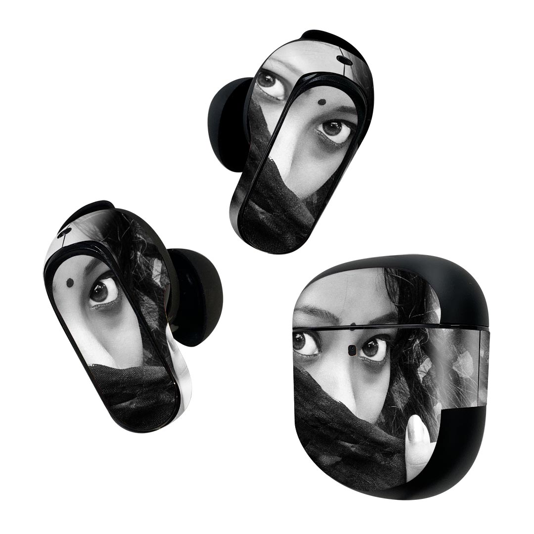 製品名 Bose QuietComfort Earbuds II 専用デザインスキンシール セット内容 Bose QuietComfort Earbuds II 専用シール　イヤホン（左右）3枚、充電ケース用シール 1枚AirPods第3世代専用です。第1?2世代、Proシリーズには対応していません。 商品特徴 再剥離性シートを素材に採用し、細かな位置調整がしやすく貼り直しが容易です。また、エアフリーでもありますので気泡が簡単に逃げるので、キレイに貼ることができます。専用の業務プリンターを使い、商品画像と遜色のない美しい印刷仕上がり。 注意事項 画像はサンプルですので、ご覧の環境によっては多少色味に違いを感じる場合がございます。 イメージと違った、モニターと色味が異なるという理由での交換や返金はご対応出来かねます。スキンシールのみの販売で、機器本体や充電ケース本体は付属しません。シワができた場合、ドライヤーなどで軽く温め、外側に向けてシワを伸ばすように貼ってください。初回貼付時の位置調整や貼り直しは可能ですが、しっかりと押し付けて接着させた後の再剥離、再利用は保証しておりません。また接着部に油分や汚れが付着しますと角の部分は剥がれやすくなりますので、貼付時はあまり触れないようにご注意ください。無地のセミグロスシートにデザインをプリントした商品で、デコなどの加工はございません。 凹凸や光沢があるように見えたり布地や金属を素材にしたように見える商品もありますが、デザインの図版によるものです。印刷時に微妙な画像のズレが生じる場合がございます。ご注文後に1点1点制作する受注生産品の為、不良品以外のご返品や交換は固くお断りします。 商品発送 完全受注生産のハンドメイド商品となりますので、既製品と比べて発送までお時間を頂いています。 基本的に決済確認後2~3営業日、最大で10営業日での発送となります。繁忙期や休業日明けの場合はさらに時間がかかる場合があります。 その際には別途メールにてご連絡致します。メール便の場合、発送日から到着までに2?4日ほどかかる場合が多く、紛失などの保障もご対応できかねます。あらかじめご了承下さい。