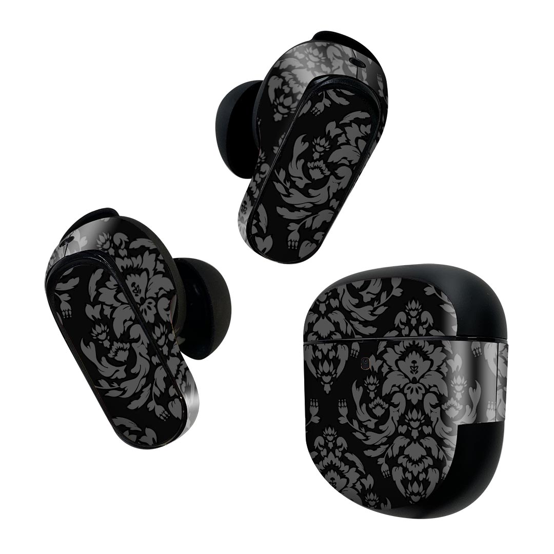 製品名 Bose QuietComfort Earbuds II 専用デザインスキンシール セット内容 Bose QuietComfort Earbuds II 専用シール　イヤホン（左右）3枚、充電ケース用シール 1枚AirPods第3世代専用です。第1?2世代、Proシリーズには対応していません。 商品特徴 再剥離性シートを素材に採用し、細かな位置調整がしやすく貼り直しが容易です。また、エアフリーでもありますので気泡が簡単に逃げるので、キレイに貼ることができます。専用の業務プリンターを使い、商品画像と遜色のない美しい印刷仕上がり。 注意事項 画像はサンプルですので、ご覧の環境によっては多少色味に違いを感じる場合がございます。 イメージと違った、モニターと色味が異なるという理由での交換や返金はご対応出来かねます。スキンシールのみの販売で、機器本体や充電ケース本体は付属しません。シワができた場合、ドライヤーなどで軽く温め、外側に向けてシワを伸ばすように貼ってください。初回貼付時の位置調整や貼り直しは可能ですが、しっかりと押し付けて接着させた後の再剥離、再利用は保証しておりません。また接着部に油分や汚れが付着しますと角の部分は剥がれやすくなりますので、貼付時はあまり触れないようにご注意ください。無地のセミグロスシートにデザインをプリントした商品で、デコなどの加工はございません。 凹凸や光沢があるように見えたり布地や金属を素材にしたように見える商品もありますが、デザインの図版によるものです。印刷時に微妙な画像のズレが生じる場合がございます。ご注文後に1点1点制作する受注生産品の為、不良品以外のご返品や交換は固くお断りします。 商品発送 完全受注生産のハンドメイド商品となりますので、既製品と比べて発送までお時間を頂いています。 基本的に決済確認後2~3営業日、最大で10営業日での発送となります。繁忙期や休業日明けの場合はさらに時間がかかる場合があります。 その際には別途メールにてご連絡致します。メール便の場合、発送日から到着までに2?4日ほどかかる場合が多く、紛失などの保障もご対応できかねます。あらかじめご了承下さい。