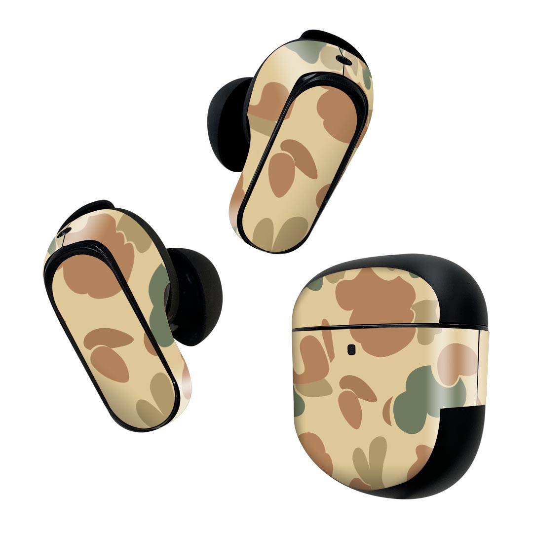 製品名 Bose QuietComfort Earbuds II 専用デザインスキンシール セット内容 Bose QuietComfort Earbuds II 専用シール　イヤホン（左右）3枚、充電ケース用シール 1枚AirPods第3世代専用です。第1?2世代、Proシリーズには対応していません。 商品特徴 再剥離性シートを素材に採用し、細かな位置調整がしやすく貼り直しが容易です。また、エアフリーでもありますので気泡が簡単に逃げるので、キレイに貼ることができます。専用の業務プリンターを使い、商品画像と遜色のない美しい印刷仕上がり。 注意事項 画像はサンプルですので、ご覧の環境によっては多少色味に違いを感じる場合がございます。 イメージと違った、モニターと色味が異なるという理由での交換や返金はご対応出来かねます。スキンシールのみの販売で、機器本体や充電ケース本体は付属しません。シワができた場合、ドライヤーなどで軽く温め、外側に向けてシワを伸ばすように貼ってください。初回貼付時の位置調整や貼り直しは可能ですが、しっかりと押し付けて接着させた後の再剥離、再利用は保証しておりません。また接着部に油分や汚れが付着しますと角の部分は剥がれやすくなりますので、貼付時はあまり触れないようにご注意ください。無地のセミグロスシートにデザインをプリントした商品で、デコなどの加工はございません。 凹凸や光沢があるように見えたり布地や金属を素材にしたように見える商品もありますが、デザインの図版によるものです。印刷時に微妙な画像のズレが生じる場合がございます。ご注文後に1点1点制作する受注生産品の為、不良品以外のご返品や交換は固くお断りします。 商品発送 完全受注生産のハンドメイド商品となりますので、既製品と比べて発送までお時間を頂いています。 基本的に決済確認後2~3営業日、最大で10営業日での発送となります。繁忙期や休業日明けの場合はさらに時間がかかる場合があります。 その際には別途メールにてご連絡致します。メール便の場合、発送日から到着までに2?4日ほどかかる場合が多く、紛失などの保障もご対応できかねます。あらかじめご了承下さい。