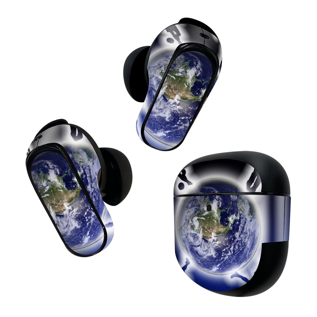 製品名 Bose QuietComfort Earbuds II 専用デザインスキンシール セット内容 Bose QuietComfort Earbuds II 専用シール　イヤホン（左右）3枚、充電ケース用シール 1枚AirPods第3世代専用です。第1?2世代、Proシリーズには対応していません。 商品特徴 再剥離性シートを素材に採用し、細かな位置調整がしやすく貼り直しが容易です。また、エアフリーでもありますので気泡が簡単に逃げるので、キレイに貼ることができます。専用の業務プリンターを使い、商品画像と遜色のない美しい印刷仕上がり。 注意事項 画像はサンプルですので、ご覧の環境によっては多少色味に違いを感じる場合がございます。 イメージと違った、モニターと色味が異なるという理由での交換や返金はご対応出来かねます。スキンシールのみの販売で、機器本体や充電ケース本体は付属しません。シワができた場合、ドライヤーなどで軽く温め、外側に向けてシワを伸ばすように貼ってください。初回貼付時の位置調整や貼り直しは可能ですが、しっかりと押し付けて接着させた後の再剥離、再利用は保証しておりません。また接着部に油分や汚れが付着しますと角の部分は剥がれやすくなりますので、貼付時はあまり触れないようにご注意ください。無地のセミグロスシートにデザインをプリントした商品で、デコなどの加工はございません。 凹凸や光沢があるように見えたり布地や金属を素材にしたように見える商品もありますが、デザインの図版によるものです。印刷時に微妙な画像のズレが生じる場合がございます。ご注文後に1点1点制作する受注生産品の為、不良品以外のご返品や交換は固くお断りします。 商品発送 完全受注生産のハンドメイド商品となりますので、既製品と比べて発送までお時間を頂いています。 基本的に決済確認後2~3営業日、最大で10営業日での発送となります。繁忙期や休業日明けの場合はさらに時間がかかる場合があります。 その際には別途メールにてご連絡致します。メール便の場合、発送日から到着までに2?4日ほどかかる場合が多く、紛失などの保障もご対応できかねます。あらかじめご了承下さい。