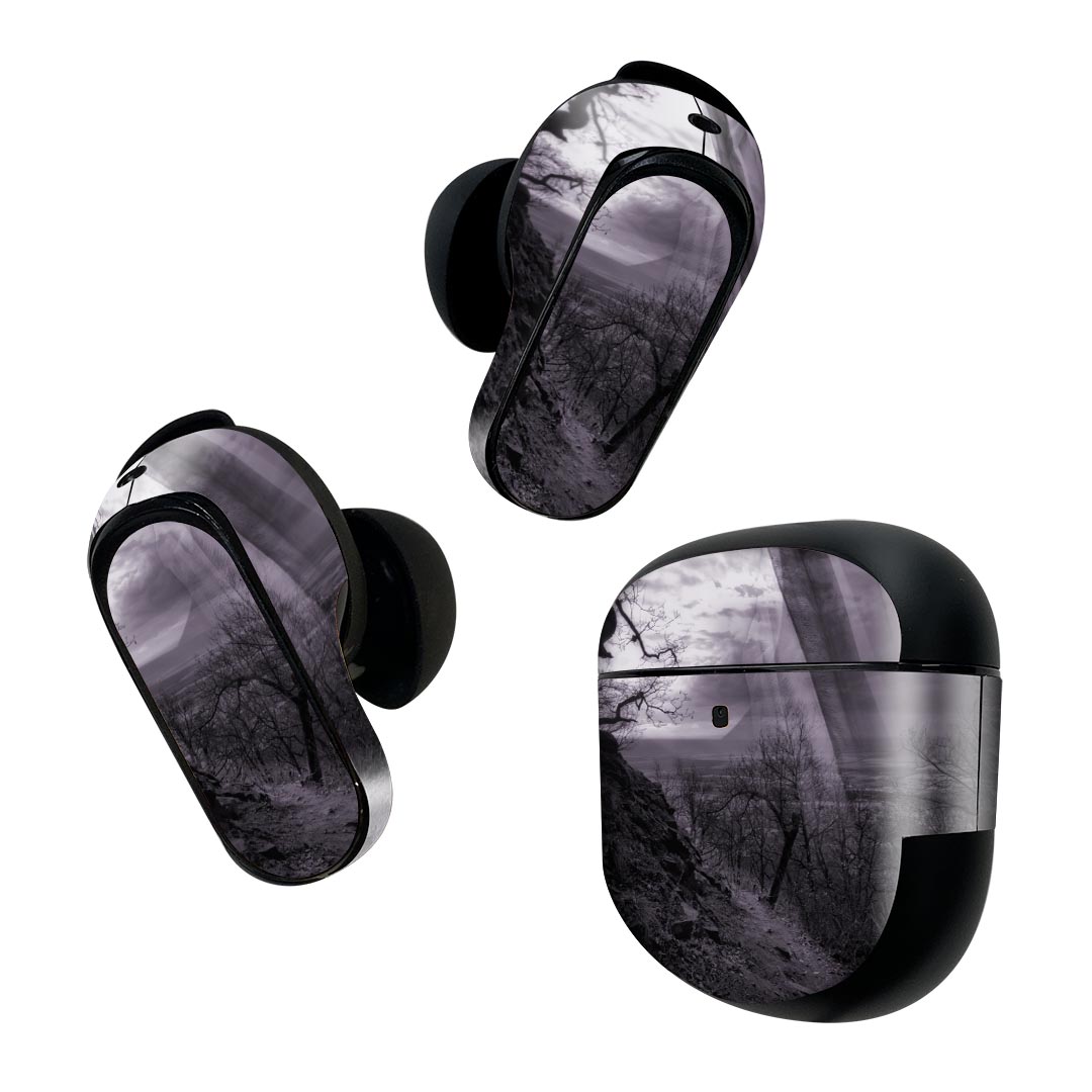 製品名 Bose QuietComfort Earbuds II 専用デザインスキンシール セット内容 Bose QuietComfort Earbuds II 専用シール　イヤホン（左右）3枚、充電ケース用シール 1枚AirPods第3世代専用です。第1?2世代、Proシリーズには対応していません。 商品特徴 再剥離性シートを素材に採用し、細かな位置調整がしやすく貼り直しが容易です。また、エアフリーでもありますので気泡が簡単に逃げるので、キレイに貼ることができます。専用の業務プリンターを使い、商品画像と遜色のない美しい印刷仕上がり。 注意事項 画像はサンプルですので、ご覧の環境によっては多少色味に違いを感じる場合がございます。 イメージと違った、モニターと色味が異なるという理由での交換や返金はご対応出来かねます。スキンシールのみの販売で、機器本体や充電ケース本体は付属しません。シワができた場合、ドライヤーなどで軽く温め、外側に向けてシワを伸ばすように貼ってください。初回貼付時の位置調整や貼り直しは可能ですが、しっかりと押し付けて接着させた後の再剥離、再利用は保証しておりません。また接着部に油分や汚れが付着しますと角の部分は剥がれやすくなりますので、貼付時はあまり触れないようにご注意ください。無地のセミグロスシートにデザインをプリントした商品で、デコなどの加工はございません。 凹凸や光沢があるように見えたり布地や金属を素材にしたように見える商品もありますが、デザインの図版によるものです。印刷時に微妙な画像のズレが生じる場合がございます。ご注文後に1点1点制作する受注生産品の為、不良品以外のご返品や交換は固くお断りします。 商品発送 完全受注生産のハンドメイド商品となりますので、既製品と比べて発送までお時間を頂いています。 基本的に決済確認後2~3営業日、最大で10営業日での発送となります。繁忙期や休業日明けの場合はさらに時間がかかる場合があります。 その際には別途メールにてご連絡致します。メール便の場合、発送日から到着までに2?4日ほどかかる場合が多く、紛失などの保障もご対応できかねます。あらかじめご了承下さい。