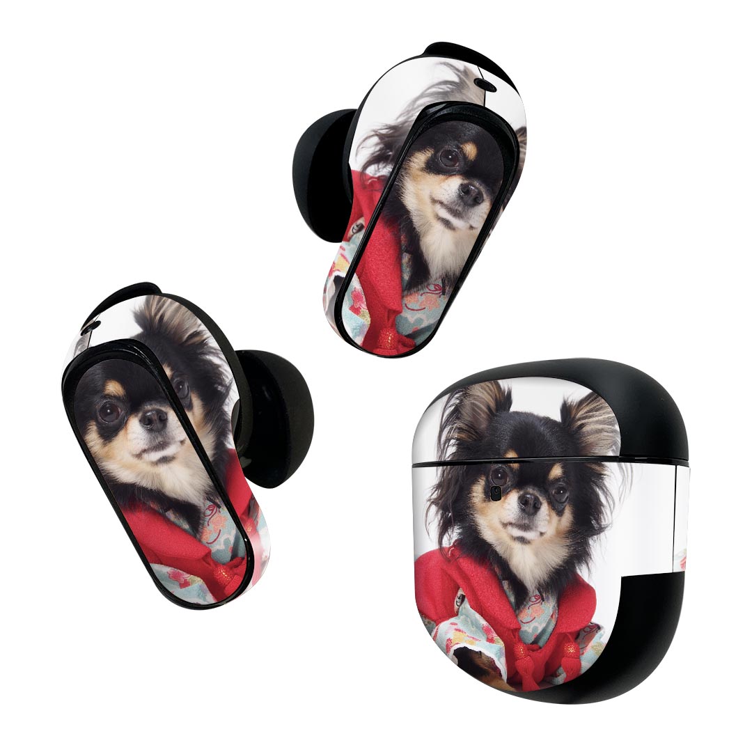 製品名 Bose QuietComfort Earbuds II 専用デザインスキンシール セット内容 Bose QuietComfort Earbuds II 専用シール　イヤホン（左右）3枚、充電ケース用シール 1枚AirPods第3世代専用です。第1?2世代、Proシリーズには対応していません。 商品特徴 再剥離性シートを素材に採用し、細かな位置調整がしやすく貼り直しが容易です。また、エアフリーでもありますので気泡が簡単に逃げるので、キレイに貼ることができます。専用の業務プリンターを使い、商品画像と遜色のない美しい印刷仕上がり。 注意事項 画像はサンプルですので、ご覧の環境によっては多少色味に違いを感じる場合がございます。 イメージと違った、モニターと色味が異なるという理由での交換や返金はご対応出来かねます。スキンシールのみの販売で、機器本体や充電ケース本体は付属しません。シワができた場合、ドライヤーなどで軽く温め、外側に向けてシワを伸ばすように貼ってください。初回貼付時の位置調整や貼り直しは可能ですが、しっかりと押し付けて接着させた後の再剥離、再利用は保証しておりません。また接着部に油分や汚れが付着しますと角の部分は剥がれやすくなりますので、貼付時はあまり触れないようにご注意ください。無地のセミグロスシートにデザインをプリントした商品で、デコなどの加工はございません。 凹凸や光沢があるように見えたり布地や金属を素材にしたように見える商品もありますが、デザインの図版によるものです。印刷時に微妙な画像のズレが生じる場合がございます。ご注文後に1点1点制作する受注生産品の為、不良品以外のご返品や交換は固くお断りします。 商品発送 完全受注生産のハンドメイド商品となりますので、既製品と比べて発送までお時間を頂いています。 基本的に決済確認後2~3営業日、最大で10営業日での発送となります。繁忙期や休業日明けの場合はさらに時間がかかる場合があります。 その際には別途メールにてご連絡致します。メール便の場合、発送日から到着までに2?4日ほどかかる場合が多く、紛失などの保障もご対応できかねます。あらかじめご了承下さい。