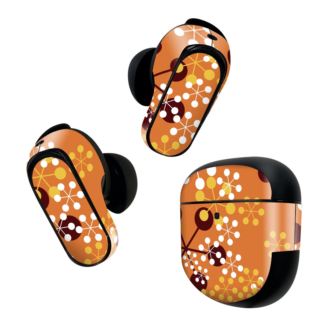製品名 Bose QuietComfort Earbuds II 専用デザインスキンシール セット内容 Bose QuietComfort Earbuds II 専用シール　イヤホン（左右）3枚、充電ケース用シール 1枚AirPods第3世代専用です。第1?2世代、Proシリーズには対応していません。 商品特徴 再剥離性シートを素材に採用し、細かな位置調整がしやすく貼り直しが容易です。また、エアフリーでもありますので気泡が簡単に逃げるので、キレイに貼ることができます。専用の業務プリンターを使い、商品画像と遜色のない美しい印刷仕上がり。 注意事項 画像はサンプルですので、ご覧の環境によっては多少色味に違いを感じる場合がございます。 イメージと違った、モニターと色味が異なるという理由での交換や返金はご対応出来かねます。スキンシールのみの販売で、機器本体や充電ケース本体は付属しません。シワができた場合、ドライヤーなどで軽く温め、外側に向けてシワを伸ばすように貼ってください。初回貼付時の位置調整や貼り直しは可能ですが、しっかりと押し付けて接着させた後の再剥離、再利用は保証しておりません。また接着部に油分や汚れが付着しますと角の部分は剥がれやすくなりますので、貼付時はあまり触れないようにご注意ください。無地のセミグロスシートにデザインをプリントした商品で、デコなどの加工はございません。 凹凸や光沢があるように見えたり布地や金属を素材にしたように見える商品もありますが、デザインの図版によるものです。印刷時に微妙な画像のズレが生じる場合がございます。ご注文後に1点1点制作する受注生産品の為、不良品以外のご返品や交換は固くお断りします。 商品発送 完全受注生産のハンドメイド商品となりますので、既製品と比べて発送までお時間を頂いています。 基本的に決済確認後2~3営業日、最大で10営業日での発送となります。繁忙期や休業日明けの場合はさらに時間がかかる場合があります。 その際には別途メールにてご連絡致します。メール便の場合、発送日から到着までに2?4日ほどかかる場合が多く、紛失などの保障もご対応できかねます。あらかじめご了承下さい。