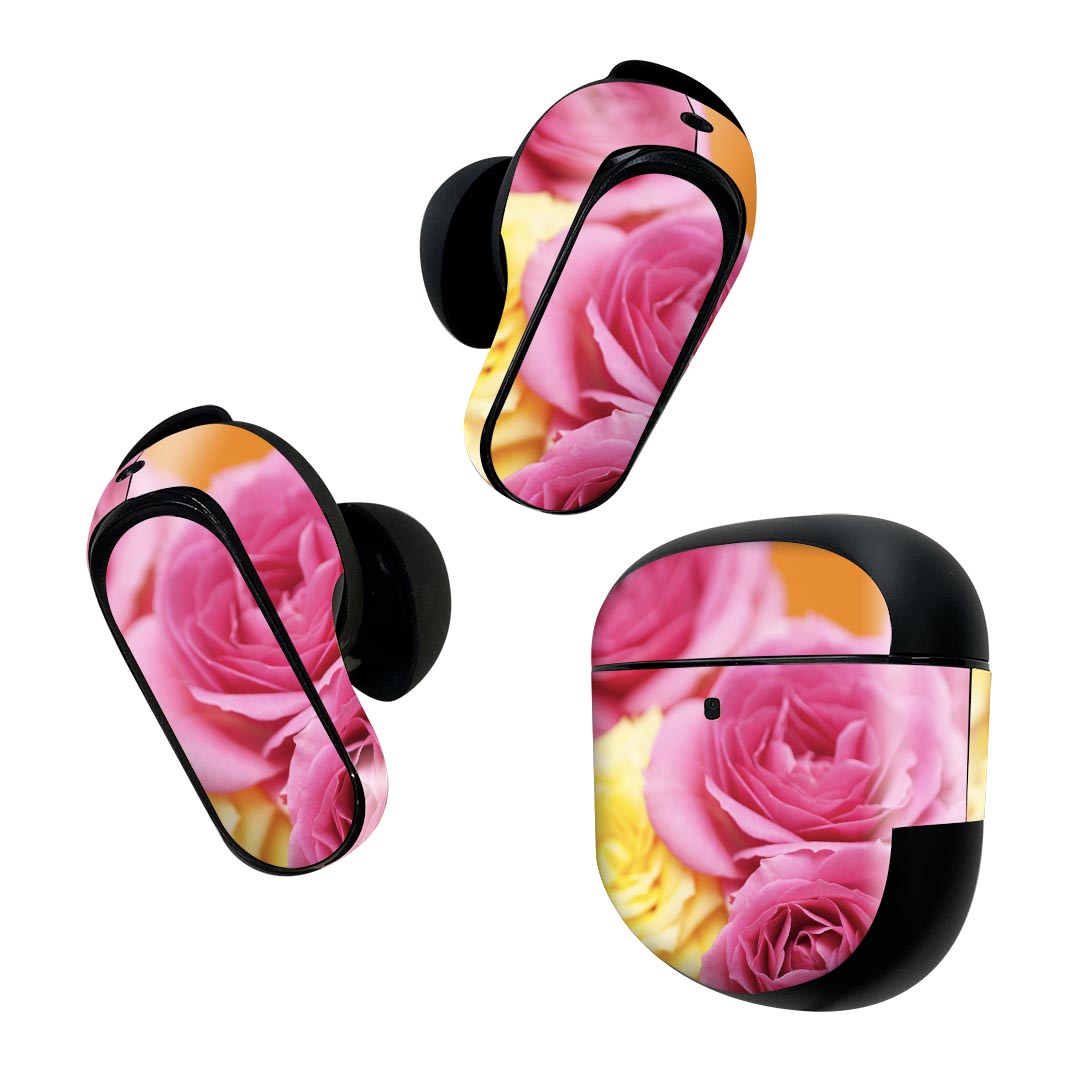 製品名 Bose QuietComfort Earbuds II 専用デザインスキンシール セット内容 Bose QuietComfort Earbuds II 専用シール　イヤホン（左右）3枚、充電ケース用シール 1枚AirPods第3世代専用です。第1?2世代、Proシリーズには対応していません。 商品特徴 再剥離性シートを素材に採用し、細かな位置調整がしやすく貼り直しが容易です。また、エアフリーでもありますので気泡が簡単に逃げるので、キレイに貼ることができます。専用の業務プリンターを使い、商品画像と遜色のない美しい印刷仕上がり。 注意事項 画像はサンプルですので、ご覧の環境によっては多少色味に違いを感じる場合がございます。 イメージと違った、モニターと色味が異なるという理由での交換や返金はご対応出来かねます。スキンシールのみの販売で、機器本体や充電ケース本体は付属しません。シワができた場合、ドライヤーなどで軽く温め、外側に向けてシワを伸ばすように貼ってください。初回貼付時の位置調整や貼り直しは可能ですが、しっかりと押し付けて接着させた後の再剥離、再利用は保証しておりません。また接着部に油分や汚れが付着しますと角の部分は剥がれやすくなりますので、貼付時はあまり触れないようにご注意ください。無地のセミグロスシートにデザインをプリントした商品で、デコなどの加工はございません。 凹凸や光沢があるように見えたり布地や金属を素材にしたように見える商品もありますが、デザインの図版によるものです。印刷時に微妙な画像のズレが生じる場合がございます。ご注文後に1点1点制作する受注生産品の為、不良品以外のご返品や交換は固くお断りします。 商品発送 完全受注生産のハンドメイド商品となりますので、既製品と比べて発送までお時間を頂いています。 基本的に決済確認後2~3営業日、最大で10営業日での発送となります。繁忙期や休業日明けの場合はさらに時間がかかる場合があります。 その際には別途メールにてご連絡致します。メール便の場合、発送日から到着までに2?4日ほどかかる場合が多く、紛失などの保障もご対応できかねます。あらかじめご了承下さい。