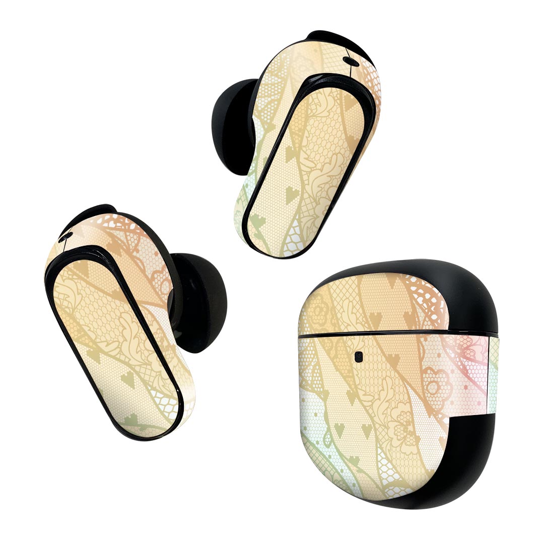 製品名 Bose QuietComfort Earbuds II 専用デザインスキンシール セット内容 Bose QuietComfort Earbuds II 専用シール　イヤホン（左右）3枚、充電ケース用シール 1枚AirPods第3世代専用です。第1?2世代、Proシリーズには対応していません。 商品特徴 再剥離性シートを素材に採用し、細かな位置調整がしやすく貼り直しが容易です。また、エアフリーでもありますので気泡が簡単に逃げるので、キレイに貼ることができます。専用の業務プリンターを使い、商品画像と遜色のない美しい印刷仕上がり。 注意事項 画像はサンプルですので、ご覧の環境によっては多少色味に違いを感じる場合がございます。 イメージと違った、モニターと色味が異なるという理由での交換や返金はご対応出来かねます。スキンシールのみの販売で、機器本体や充電ケース本体は付属しません。シワができた場合、ドライヤーなどで軽く温め、外側に向けてシワを伸ばすように貼ってください。初回貼付時の位置調整や貼り直しは可能ですが、しっかりと押し付けて接着させた後の再剥離、再利用は保証しておりません。また接着部に油分や汚れが付着しますと角の部分は剥がれやすくなりますので、貼付時はあまり触れないようにご注意ください。無地のセミグロスシートにデザインをプリントした商品で、デコなどの加工はございません。 凹凸や光沢があるように見えたり布地や金属を素材にしたように見える商品もありますが、デザインの図版によるものです。印刷時に微妙な画像のズレが生じる場合がございます。ご注文後に1点1点制作する受注生産品の為、不良品以外のご返品や交換は固くお断りします。 商品発送 完全受注生産のハンドメイド商品となりますので、既製品と比べて発送までお時間を頂いています。 基本的に決済確認後2~3営業日、最大で10営業日での発送となります。繁忙期や休業日明けの場合はさらに時間がかかる場合があります。 その際には別途メールにてご連絡致します。メール便の場合、発送日から到着までに2?4日ほどかかる場合が多く、紛失などの保障もご対応できかねます。あらかじめご了承下さい。