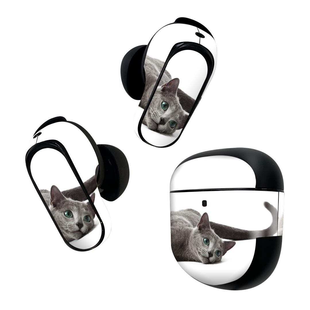 製品名 Bose QuietComfort Earbuds II 専用デザインスキンシール セット内容 Bose QuietComfort Earbuds II 専用シール　イヤホン（左右）3枚、充電ケース用シール 1枚AirPods第3世代専用です。第1?2世代、Proシリーズには対応していません。 商品特徴 再剥離性シートを素材に採用し、細かな位置調整がしやすく貼り直しが容易です。また、エアフリーでもありますので気泡が簡単に逃げるので、キレイに貼ることができます。専用の業務プリンターを使い、商品画像と遜色のない美しい印刷仕上がり。 注意事項 画像はサンプルですので、ご覧の環境によっては多少色味に違いを感じる場合がございます。 イメージと違った、モニターと色味が異なるという理由での交換や返金はご対応出来かねます。スキンシールのみの販売で、機器本体や充電ケース本体は付属しません。シワができた場合、ドライヤーなどで軽く温め、外側に向けてシワを伸ばすように貼ってください。初回貼付時の位置調整や貼り直しは可能ですが、しっかりと押し付けて接着させた後の再剥離、再利用は保証しておりません。また接着部に油分や汚れが付着しますと角の部分は剥がれやすくなりますので、貼付時はあまり触れないようにご注意ください。無地のセミグロスシートにデザインをプリントした商品で、デコなどの加工はございません。 凹凸や光沢があるように見えたり布地や金属を素材にしたように見える商品もありますが、デザインの図版によるものです。印刷時に微妙な画像のズレが生じる場合がございます。ご注文後に1点1点制作する受注生産品の為、不良品以外のご返品や交換は固くお断りします。 商品発送 完全受注生産のハンドメイド商品となりますので、既製品と比べて発送までお時間を頂いています。 基本的に決済確認後2~3営業日、最大で10営業日での発送となります。繁忙期や休業日明けの場合はさらに時間がかかる場合があります。 その際には別途メールにてご連絡致します。メール便の場合、発送日から到着までに2?4日ほどかかる場合が多く、紛失などの保障もご対応できかねます。あらかじめご了承下さい。