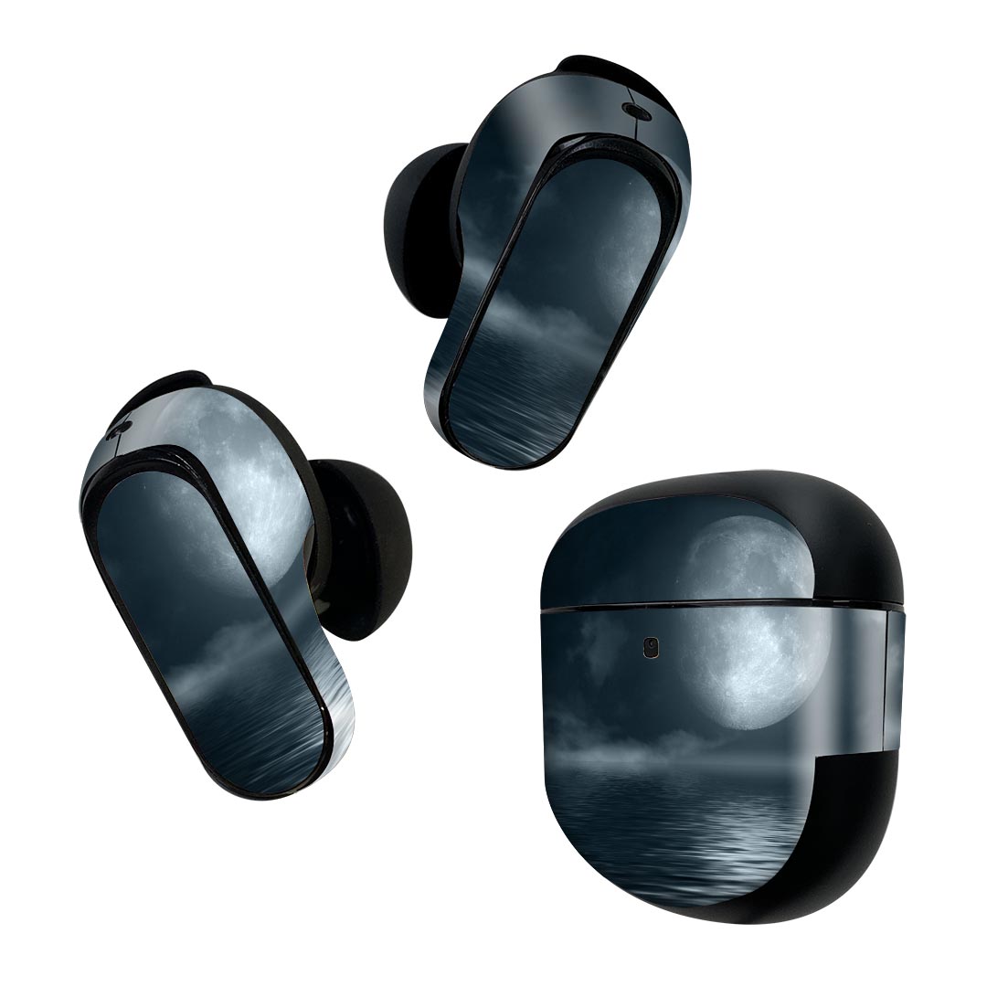 製品名 Bose QuietComfort Earbuds II 専用デザインスキンシール セット内容 Bose QuietComfort Earbuds II 専用シール　イヤホン（左右）3枚、充電ケース用シール 1枚AirPods第3世代専用です。第1?2世代、Proシリーズには対応していません。 商品特徴 再剥離性シートを素材に採用し、細かな位置調整がしやすく貼り直しが容易です。また、エアフリーでもありますので気泡が簡単に逃げるので、キレイに貼ることができます。専用の業務プリンターを使い、商品画像と遜色のない美しい印刷仕上がり。 注意事項 画像はサンプルですので、ご覧の環境によっては多少色味に違いを感じる場合がございます。 イメージと違った、モニターと色味が異なるという理由での交換や返金はご対応出来かねます。スキンシールのみの販売で、機器本体や充電ケース本体は付属しません。シワができた場合、ドライヤーなどで軽く温め、外側に向けてシワを伸ばすように貼ってください。初回貼付時の位置調整や貼り直しは可能ですが、しっかりと押し付けて接着させた後の再剥離、再利用は保証しておりません。また接着部に油分や汚れが付着しますと角の部分は剥がれやすくなりますので、貼付時はあまり触れないようにご注意ください。無地のセミグロスシートにデザインをプリントした商品で、デコなどの加工はございません。 凹凸や光沢があるように見えたり布地や金属を素材にしたように見える商品もありますが、デザインの図版によるものです。印刷時に微妙な画像のズレが生じる場合がございます。ご注文後に1点1点制作する受注生産品の為、不良品以外のご返品や交換は固くお断りします。 商品発送 完全受注生産のハンドメイド商品となりますので、既製品と比べて発送までお時間を頂いています。 基本的に決済確認後2~3営業日、最大で10営業日での発送となります。繁忙期や休業日明けの場合はさらに時間がかかる場合があります。 その際には別途メールにてご連絡致します。メール便の場合、発送日から到着までに2?4日ほどかかる場合が多く、紛失などの保障もご対応できかねます。あらかじめご了承下さい。