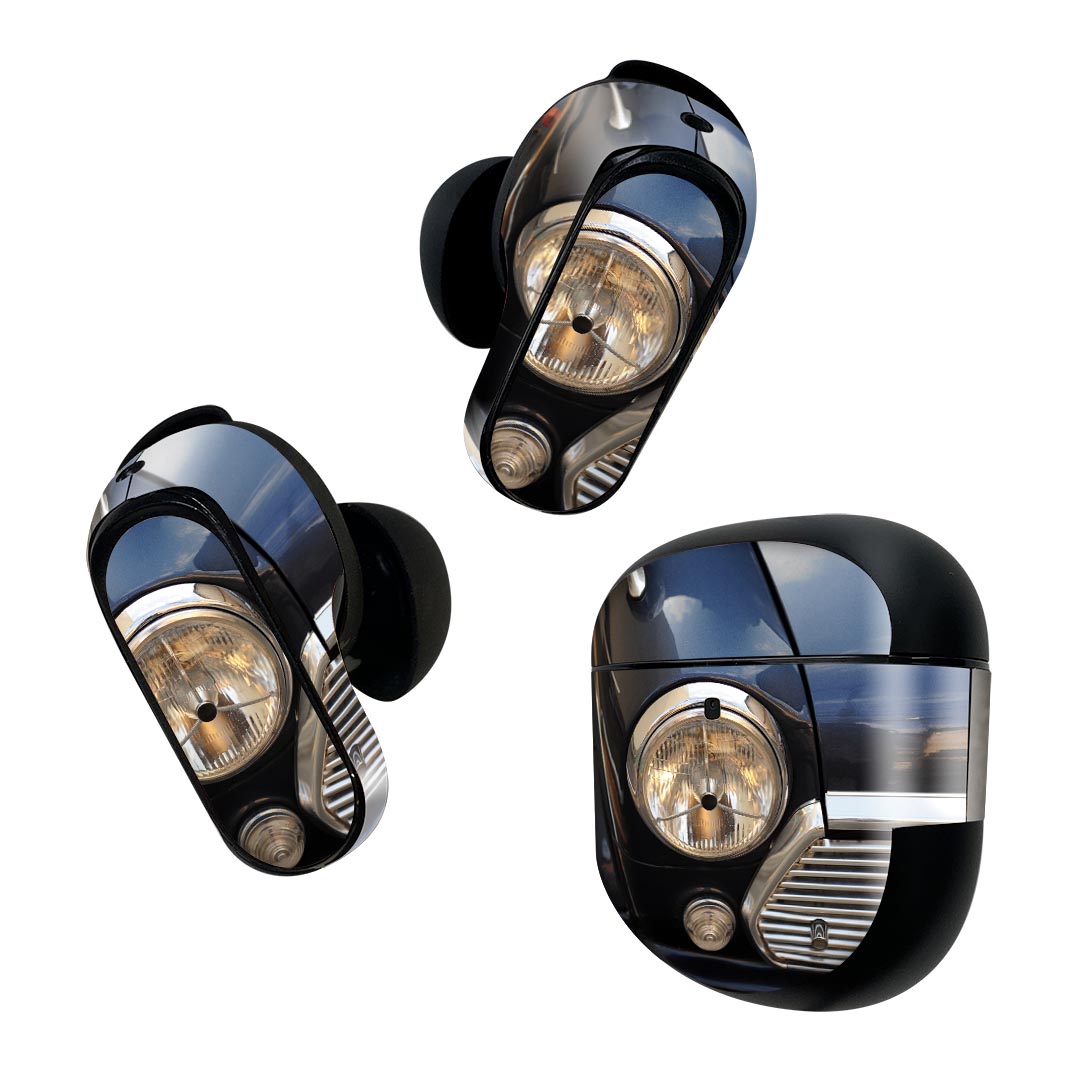 製品名 Bose QuietComfort Earbuds II 専用デザインスキンシール セット内容 Bose QuietComfort Earbuds II 専用シール　イヤホン（左右）3枚、充電ケース用シール 1枚AirPods第3世代専用です。第1?2世代、Proシリーズには対応していません。 商品特徴 再剥離性シートを素材に採用し、細かな位置調整がしやすく貼り直しが容易です。また、エアフリーでもありますので気泡が簡単に逃げるので、キレイに貼ることができます。専用の業務プリンターを使い、商品画像と遜色のない美しい印刷仕上がり。 注意事項 画像はサンプルですので、ご覧の環境によっては多少色味に違いを感じる場合がございます。 イメージと違った、モニターと色味が異なるという理由での交換や返金はご対応出来かねます。スキンシールのみの販売で、機器本体や充電ケース本体は付属しません。シワができた場合、ドライヤーなどで軽く温め、外側に向けてシワを伸ばすように貼ってください。初回貼付時の位置調整や貼り直しは可能ですが、しっかりと押し付けて接着させた後の再剥離、再利用は保証しておりません。また接着部に油分や汚れが付着しますと角の部分は剥がれやすくなりますので、貼付時はあまり触れないようにご注意ください。無地のセミグロスシートにデザインをプリントした商品で、デコなどの加工はございません。 凹凸や光沢があるように見えたり布地や金属を素材にしたように見える商品もありますが、デザインの図版によるものです。印刷時に微妙な画像のズレが生じる場合がございます。ご注文後に1点1点制作する受注生産品の為、不良品以外のご返品や交換は固くお断りします。 商品発送 完全受注生産のハンドメイド商品となりますので、既製品と比べて発送までお時間を頂いています。 基本的に決済確認後2~3営業日、最大で10営業日での発送となります。繁忙期や休業日明けの場合はさらに時間がかかる場合があります。 その際には別途メールにてご連絡致します。メール便の場合、発送日から到着までに2?4日ほどかかる場合が多く、紛失などの保障もご対応できかねます。あらかじめご了承下さい。