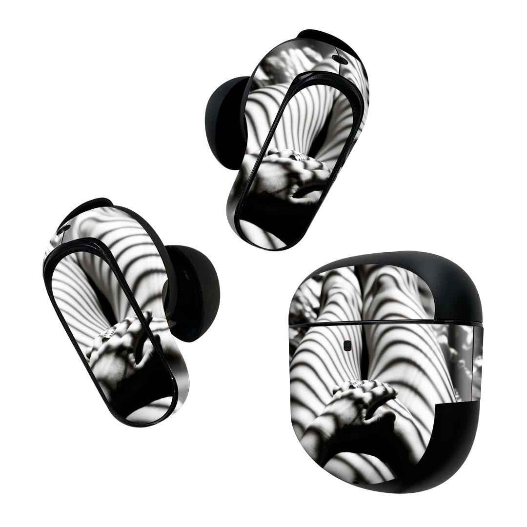 製品名 Bose QuietComfort Earbuds II 専用デザインスキンシール セット内容 Bose QuietComfort Earbuds II 専用シール　イヤホン（左右）3枚、充電ケース用シール 1枚AirPods第3世代専用です。第1?2世代、Proシリーズには対応していません。 商品特徴 再剥離性シートを素材に採用し、細かな位置調整がしやすく貼り直しが容易です。また、エアフリーでもありますので気泡が簡単に逃げるので、キレイに貼ることができます。専用の業務プリンターを使い、商品画像と遜色のない美しい印刷仕上がり。 注意事項 画像はサンプルですので、ご覧の環境によっては多少色味に違いを感じる場合がございます。 イメージと違った、モニターと色味が異なるという理由での交換や返金はご対応出来かねます。スキンシールのみの販売で、機器本体や充電ケース本体は付属しません。シワができた場合、ドライヤーなどで軽く温め、外側に向けてシワを伸ばすように貼ってください。初回貼付時の位置調整や貼り直しは可能ですが、しっかりと押し付けて接着させた後の再剥離、再利用は保証しておりません。また接着部に油分や汚れが付着しますと角の部分は剥がれやすくなりますので、貼付時はあまり触れないようにご注意ください。無地のセミグロスシートにデザインをプリントした商品で、デコなどの加工はございません。 凹凸や光沢があるように見えたり布地や金属を素材にしたように見える商品もありますが、デザインの図版によるものです。印刷時に微妙な画像のズレが生じる場合がございます。ご注文後に1点1点制作する受注生産品の為、不良品以外のご返品や交換は固くお断りします。 商品発送 完全受注生産のハンドメイド商品となりますので、既製品と比べて発送までお時間を頂いています。 基本的に決済確認後2~3営業日、最大で10営業日での発送となります。繁忙期や休業日明けの場合はさらに時間がかかる場合があります。 その際には別途メールにてご連絡致します。メール便の場合、発送日から到着までに2?4日ほどかかる場合が多く、紛失などの保障もご対応できかねます。あらかじめご了承下さい。