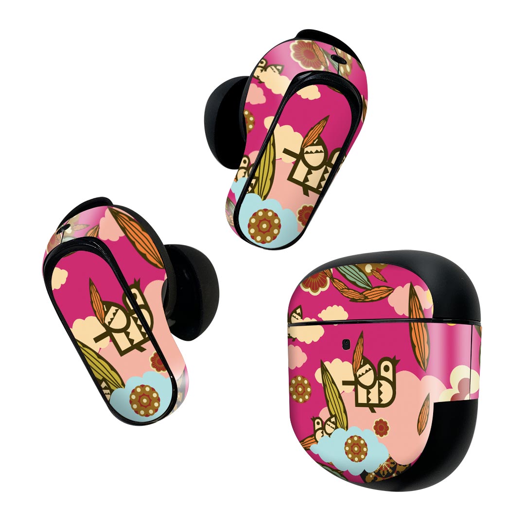 製品名 Bose QuietComfort Earbuds II 専用デザインスキンシール セット内容 Bose QuietComfort Earbuds II 専用シール　イヤホン（左右）3枚、充電ケース用シール 1枚AirPods第3世代専用です。第1?2世代、Proシリーズには対応していません。 商品特徴 再剥離性シートを素材に採用し、細かな位置調整がしやすく貼り直しが容易です。また、エアフリーでもありますので気泡が簡単に逃げるので、キレイに貼ることができます。専用の業務プリンターを使い、商品画像と遜色のない美しい印刷仕上がり。 注意事項 画像はサンプルですので、ご覧の環境によっては多少色味に違いを感じる場合がございます。 イメージと違った、モニターと色味が異なるという理由での交換や返金はご対応出来かねます。スキンシールのみの販売で、機器本体や充電ケース本体は付属しません。シワができた場合、ドライヤーなどで軽く温め、外側に向けてシワを伸ばすように貼ってください。初回貼付時の位置調整や貼り直しは可能ですが、しっかりと押し付けて接着させた後の再剥離、再利用は保証しておりません。また接着部に油分や汚れが付着しますと角の部分は剥がれやすくなりますので、貼付時はあまり触れないようにご注意ください。無地のセミグロスシートにデザインをプリントした商品で、デコなどの加工はございません。 凹凸や光沢があるように見えたり布地や金属を素材にしたように見える商品もありますが、デザインの図版によるものです。印刷時に微妙な画像のズレが生じる場合がございます。ご注文後に1点1点制作する受注生産品の為、不良品以外のご返品や交換は固くお断りします。 商品発送 完全受注生産のハンドメイド商品となりますので、既製品と比べて発送までお時間を頂いています。 基本的に決済確認後2~3営業日、最大で10営業日での発送となります。繁忙期や休業日明けの場合はさらに時間がかかる場合があります。 その際には別途メールにてご連絡致します。メール便の場合、発送日から到着までに2?4日ほどかかる場合が多く、紛失などの保障もご対応できかねます。あらかじめご了承下さい。