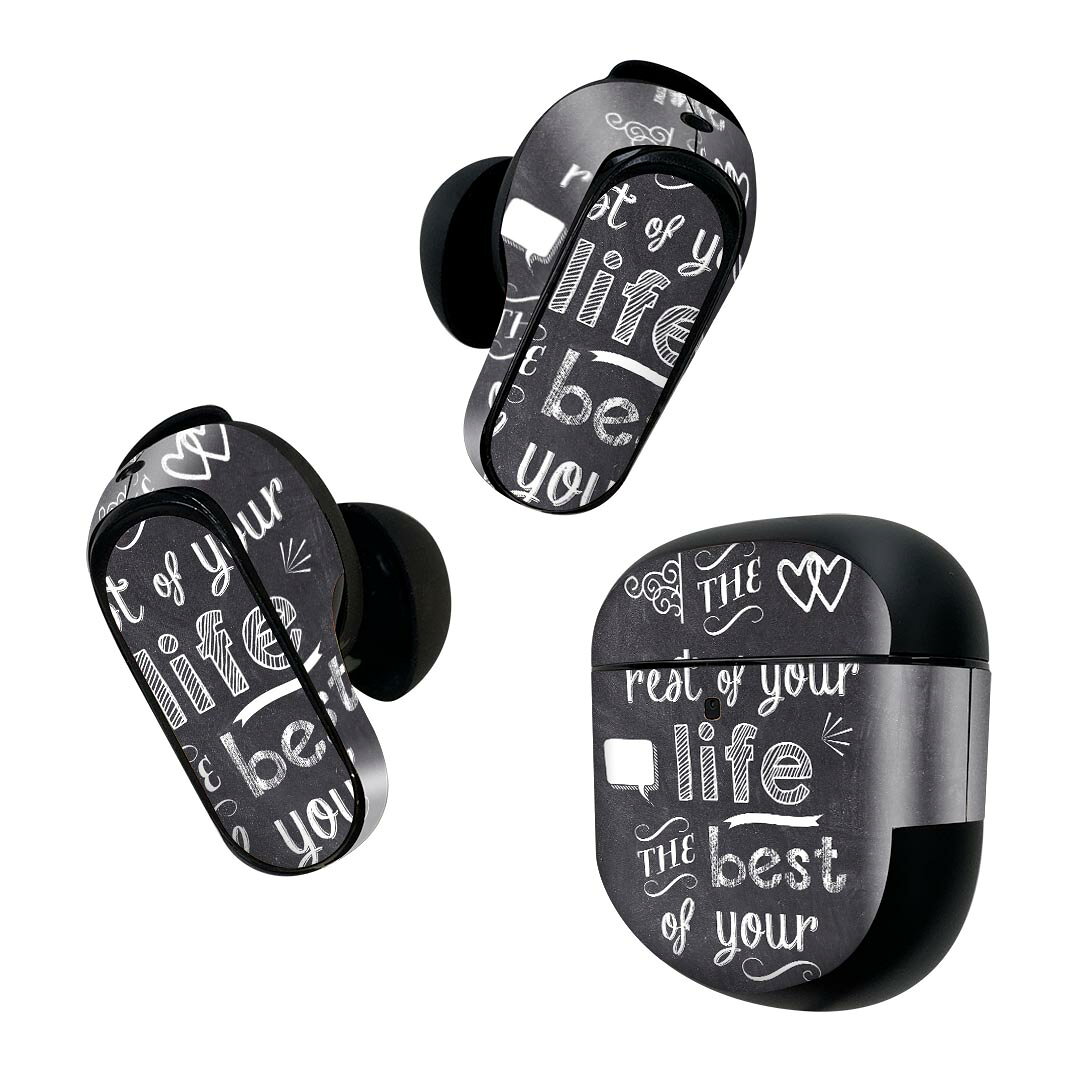 製品名 Bose QuietComfort Earbuds II 専用デザインスキンシール セット内容 Bose QuietComfort Earbuds II 専用シール　イヤホン（左右）3枚、充電ケース用シール 1枚AirPods第3世代専用です。第1?2世代、Proシリーズには対応していません。 商品特徴 再剥離性シートを素材に採用し、細かな位置調整がしやすく貼り直しが容易です。また、エアフリーでもありますので気泡が簡単に逃げるので、キレイに貼ることができます。専用の業務プリンターを使い、商品画像と遜色のない美しい印刷仕上がり。 注意事項 画像はサンプルですので、ご覧の環境によっては多少色味に違いを感じる場合がございます。 イメージと違った、モニターと色味が異なるという理由での交換や返金はご対応出来かねます。スキンシールのみの販売で、機器本体や充電ケース本体は付属しません。シワができた場合、ドライヤーなどで軽く温め、外側に向けてシワを伸ばすように貼ってください。初回貼付時の位置調整や貼り直しは可能ですが、しっかりと押し付けて接着させた後の再剥離、再利用は保証しておりません。また接着部に油分や汚れが付着しますと角の部分は剥がれやすくなりますので、貼付時はあまり触れないようにご注意ください。無地のセミグロスシートにデザインをプリントした商品で、デコなどの加工はございません。 凹凸や光沢があるように見えたり布地や金属を素材にしたように見える商品もありますが、デザインの図版によるものです。印刷時に微妙な画像のズレが生じる場合がございます。ご注文後に1点1点制作する受注生産品の為、不良品以外のご返品や交換は固くお断りします。 商品発送 完全受注生産のハンドメイド商品となりますので、既製品と比べて発送までお時間を頂いています。 基本的に決済確認後2~3営業日、最大で10営業日での発送となります。繁忙期や休業日明けの場合はさらに時間がかかる場合があります。 その際には別途メールにてご連絡致します。メール便の場合、発送日から到着までに2?4日ほどかかる場合が多く、紛失などの保障もご対応できかねます。あらかじめご了承下さい。