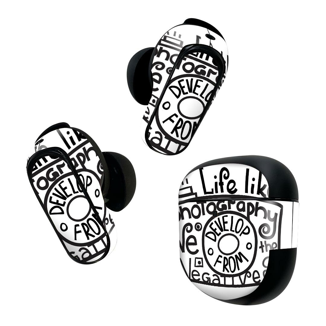 製品名 Bose QuietComfort Earbuds II 専用デザインスキンシール セット内容 Bose QuietComfort Earbuds II 専用シール　イヤホン（左右）3枚、充電ケース用シール 1枚AirPods第3世代専用です。第1?2世代、Proシリーズには対応していません。 商品特徴 再剥離性シートを素材に採用し、細かな位置調整がしやすく貼り直しが容易です。また、エアフリーでもありますので気泡が簡単に逃げるので、キレイに貼ることができます。専用の業務プリンターを使い、商品画像と遜色のない美しい印刷仕上がり。 注意事項 画像はサンプルですので、ご覧の環境によっては多少色味に違いを感じる場合がございます。 イメージと違った、モニターと色味が異なるという理由での交換や返金はご対応出来かねます。スキンシールのみの販売で、機器本体や充電ケース本体は付属しません。シワができた場合、ドライヤーなどで軽く温め、外側に向けてシワを伸ばすように貼ってください。初回貼付時の位置調整や貼り直しは可能ですが、しっかりと押し付けて接着させた後の再剥離、再利用は保証しておりません。また接着部に油分や汚れが付着しますと角の部分は剥がれやすくなりますので、貼付時はあまり触れないようにご注意ください。無地のセミグロスシートにデザインをプリントした商品で、デコなどの加工はございません。 凹凸や光沢があるように見えたり布地や金属を素材にしたように見える商品もありますが、デザインの図版によるものです。印刷時に微妙な画像のズレが生じる場合がございます。ご注文後に1点1点制作する受注生産品の為、不良品以外のご返品や交換は固くお断りします。 商品発送 完全受注生産のハンドメイド商品となりますので、既製品と比べて発送までお時間を頂いています。 基本的に決済確認後2~3営業日、最大で10営業日での発送となります。繁忙期や休業日明けの場合はさらに時間がかかる場合があります。 その際には別途メールにてご連絡致します。メール便の場合、発送日から到着までに2?4日ほどかかる場合が多く、紛失などの保障もご対応できかねます。あらかじめご了承下さい。