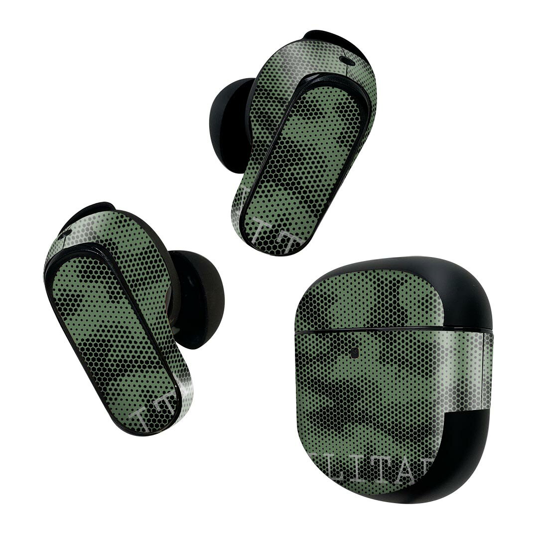 製品名 Bose QuietComfort Earbuds II 専用デザインスキンシール セット内容 Bose QuietComfort Earbuds II 専用シール　イヤホン（左右）3枚、充電ケース用シール 1枚AirPods第3世代専用です。第1?2世代、Proシリーズには対応していません。 商品特徴 再剥離性シートを素材に採用し、細かな位置調整がしやすく貼り直しが容易です。また、エアフリーでもありますので気泡が簡単に逃げるので、キレイに貼ることができます。専用の業務プリンターを使い、商品画像と遜色のない美しい印刷仕上がり。 注意事項 画像はサンプルですので、ご覧の環境によっては多少色味に違いを感じる場合がございます。 イメージと違った、モニターと色味が異なるという理由での交換や返金はご対応出来かねます。スキンシールのみの販売で、機器本体や充電ケース本体は付属しません。シワができた場合、ドライヤーなどで軽く温め、外側に向けてシワを伸ばすように貼ってください。初回貼付時の位置調整や貼り直しは可能ですが、しっかりと押し付けて接着させた後の再剥離、再利用は保証しておりません。また接着部に油分や汚れが付着しますと角の部分は剥がれやすくなりますので、貼付時はあまり触れないようにご注意ください。無地のセミグロスシートにデザインをプリントした商品で、デコなどの加工はございません。 凹凸や光沢があるように見えたり布地や金属を素材にしたように見える商品もありますが、デザインの図版によるものです。印刷時に微妙な画像のズレが生じる場合がございます。ご注文後に1点1点制作する受注生産品の為、不良品以外のご返品や交換は固くお断りします。 商品発送 完全受注生産のハンドメイド商品となりますので、既製品と比べて発送までお時間を頂いています。 基本的に決済確認後2~3営業日、最大で10営業日での発送となります。繁忙期や休業日明けの場合はさらに時間がかかる場合があります。 その際には別途メールにてご連絡致します。メール便の場合、発送日から到着までに2?4日ほどかかる場合が多く、紛失などの保障もご対応できかねます。あらかじめご了承下さい。