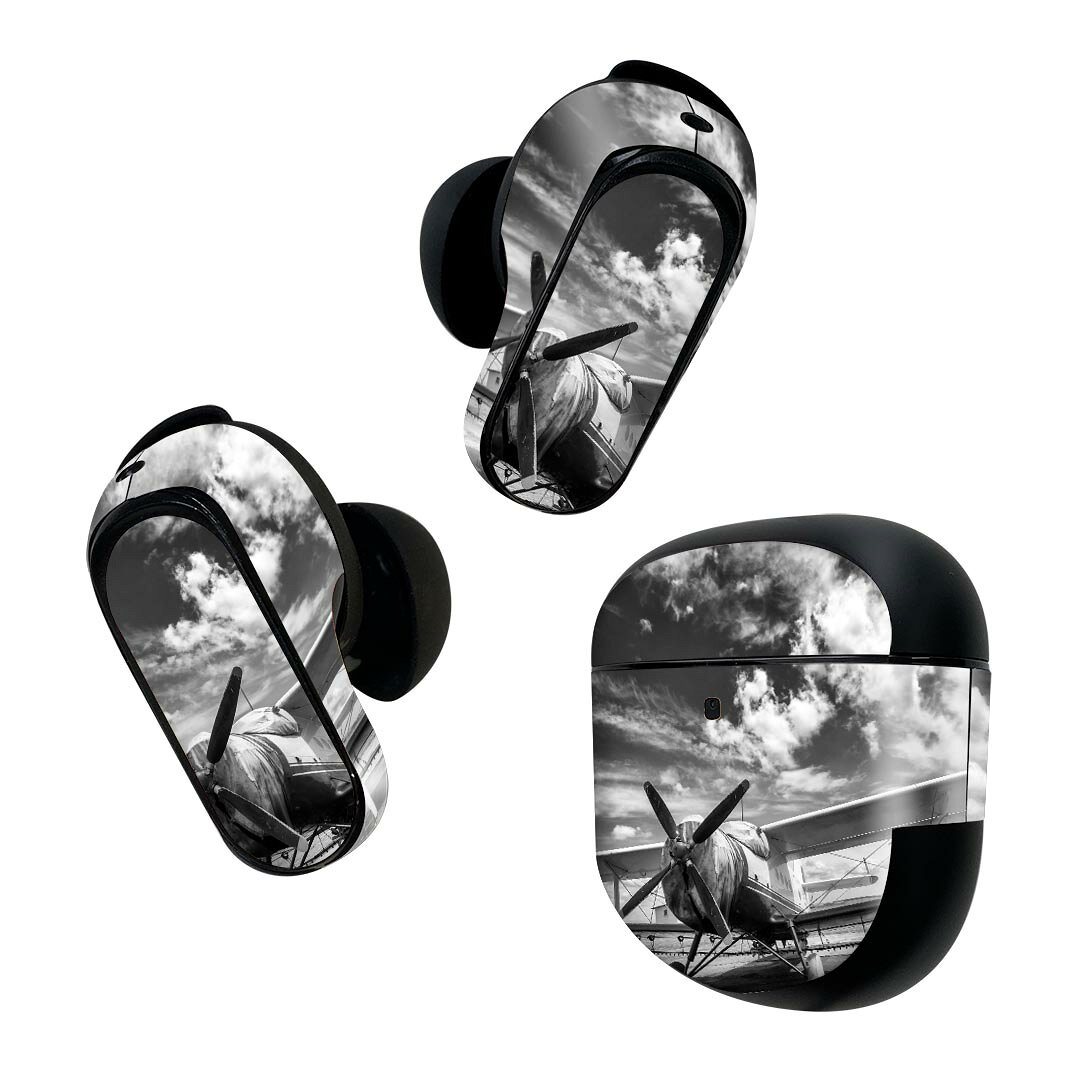 製品名 Bose QuietComfort Earbuds II 専用デザインスキンシール セット内容 Bose QuietComfort Earbuds II 専用シール　イヤホン（左右）3枚、充電ケース用シール 1枚AirPods第3世代専用です。第1?2世代、Proシリーズには対応していません。 商品特徴 再剥離性シートを素材に採用し、細かな位置調整がしやすく貼り直しが容易です。また、エアフリーでもありますので気泡が簡単に逃げるので、キレイに貼ることができます。専用の業務プリンターを使い、商品画像と遜色のない美しい印刷仕上がり。 注意事項 画像はサンプルですので、ご覧の環境によっては多少色味に違いを感じる場合がございます。 イメージと違った、モニターと色味が異なるという理由での交換や返金はご対応出来かねます。スキンシールのみの販売で、機器本体や充電ケース本体は付属しません。シワができた場合、ドライヤーなどで軽く温め、外側に向けてシワを伸ばすように貼ってください。初回貼付時の位置調整や貼り直しは可能ですが、しっかりと押し付けて接着させた後の再剥離、再利用は保証しておりません。また接着部に油分や汚れが付着しますと角の部分は剥がれやすくなりますので、貼付時はあまり触れないようにご注意ください。無地のセミグロスシートにデザインをプリントした商品で、デコなどの加工はございません。 凹凸や光沢があるように見えたり布地や金属を素材にしたように見える商品もありますが、デザインの図版によるものです。印刷時に微妙な画像のズレが生じる場合がございます。ご注文後に1点1点制作する受注生産品の為、不良品以外のご返品や交換は固くお断りします。 商品発送 完全受注生産のハンドメイド商品となりますので、既製品と比べて発送までお時間を頂いています。 基本的に決済確認後2~3営業日、最大で10営業日での発送となります。繁忙期や休業日明けの場合はさらに時間がかかる場合があります。 その際には別途メールにてご連絡致します。メール便の場合、発送日から到着までに2?4日ほどかかる場合が多く、紛失などの保障もご対応できかねます。あらかじめご了承下さい。