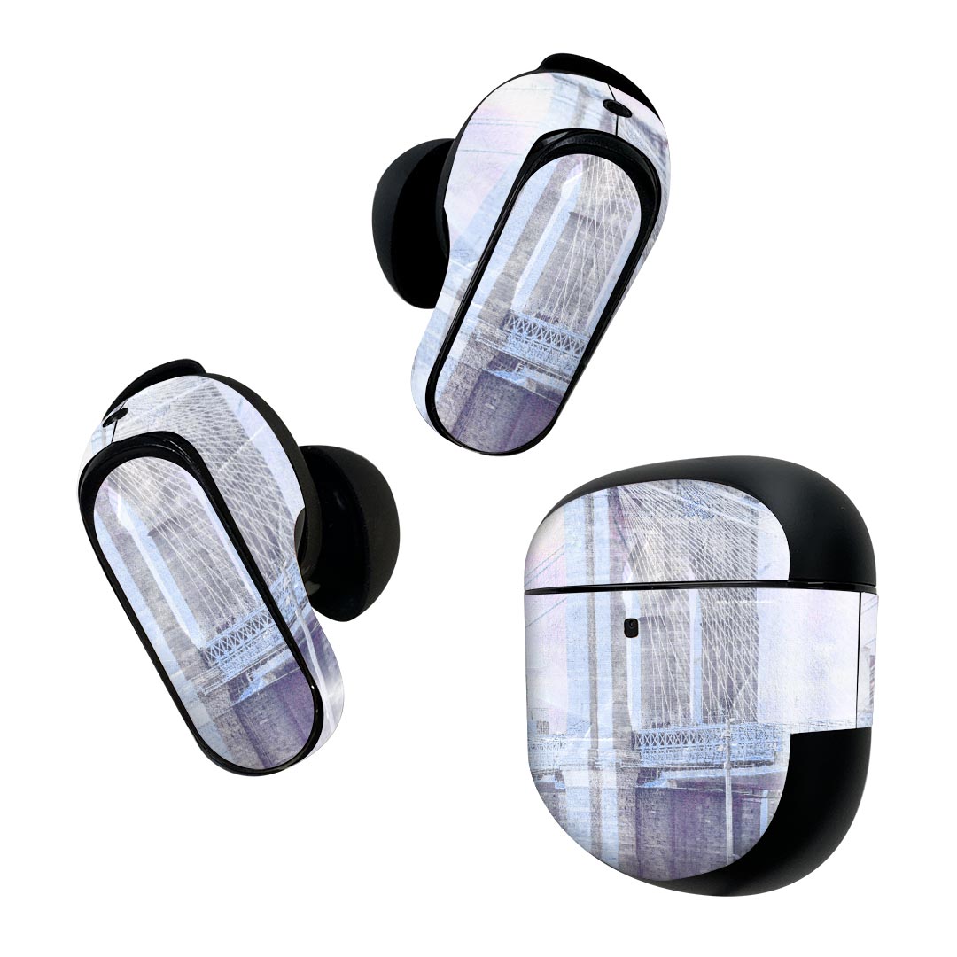 製品名 Bose QuietComfort Earbuds II 専用デザインスキンシール セット内容 Bose QuietComfort Earbuds II 専用シール　イヤホン（左右）3枚、充電ケース用シール 1枚AirPods第3世代専用です。第1?2世代、Proシリーズには対応していません。 商品特徴 再剥離性シートを素材に採用し、細かな位置調整がしやすく貼り直しが容易です。また、エアフリーでもありますので気泡が簡単に逃げるので、キレイに貼ることができます。専用の業務プリンターを使い、商品画像と遜色のない美しい印刷仕上がり。 注意事項 画像はサンプルですので、ご覧の環境によっては多少色味に違いを感じる場合がございます。 イメージと違った、モニターと色味が異なるという理由での交換や返金はご対応出来かねます。スキンシールのみの販売で、機器本体や充電ケース本体は付属しません。シワができた場合、ドライヤーなどで軽く温め、外側に向けてシワを伸ばすように貼ってください。初回貼付時の位置調整や貼り直しは可能ですが、しっかりと押し付けて接着させた後の再剥離、再利用は保証しておりません。また接着部に油分や汚れが付着しますと角の部分は剥がれやすくなりますので、貼付時はあまり触れないようにご注意ください。無地のセミグロスシートにデザインをプリントした商品で、デコなどの加工はございません。 凹凸や光沢があるように見えたり布地や金属を素材にしたように見える商品もありますが、デザインの図版によるものです。印刷時に微妙な画像のズレが生じる場合がございます。ご注文後に1点1点制作する受注生産品の為、不良品以外のご返品や交換は固くお断りします。 商品発送 完全受注生産のハンドメイド商品となりますので、既製品と比べて発送までお時間を頂いています。 基本的に決済確認後2~3営業日、最大で10営業日での発送となります。繁忙期や休業日明けの場合はさらに時間がかかる場合があります。 その際には別途メールにてご連絡致します。メール便の場合、発送日から到着までに2?4日ほどかかる場合が多く、紛失などの保障もご対応できかねます。あらかじめご了承下さい。