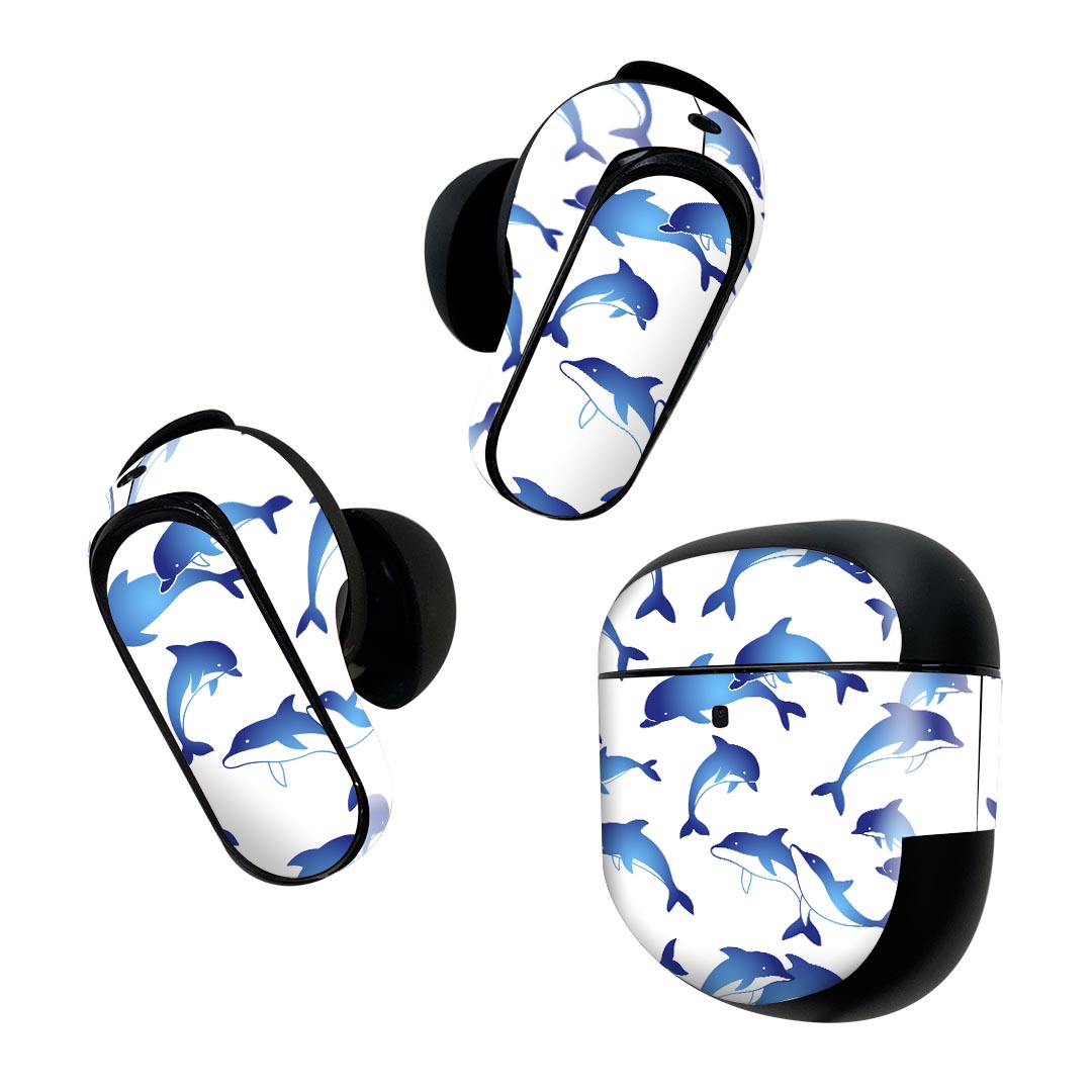 製品名 Bose QuietComfort Earbuds II 専用デザインスキンシール セット内容 Bose QuietComfort Earbuds II 専用シール　イヤホン（左右）3枚、充電ケース用シール 1枚AirPods第3世代専用です。第1?2世代、Proシリーズには対応していません。 商品特徴 再剥離性シートを素材に採用し、細かな位置調整がしやすく貼り直しが容易です。また、エアフリーでもありますので気泡が簡単に逃げるので、キレイに貼ることができます。専用の業務プリンターを使い、商品画像と遜色のない美しい印刷仕上がり。 注意事項 画像はサンプルですので、ご覧の環境によっては多少色味に違いを感じる場合がございます。 イメージと違った、モニターと色味が異なるという理由での交換や返金はご対応出来かねます。スキンシールのみの販売で、機器本体や充電ケース本体は付属しません。シワができた場合、ドライヤーなどで軽く温め、外側に向けてシワを伸ばすように貼ってください。初回貼付時の位置調整や貼り直しは可能ですが、しっかりと押し付けて接着させた後の再剥離、再利用は保証しておりません。また接着部に油分や汚れが付着しますと角の部分は剥がれやすくなりますので、貼付時はあまり触れないようにご注意ください。無地のセミグロスシートにデザインをプリントした商品で、デコなどの加工はございません。 凹凸や光沢があるように見えたり布地や金属を素材にしたように見える商品もありますが、デザインの図版によるものです。印刷時に微妙な画像のズレが生じる場合がございます。ご注文後に1点1点制作する受注生産品の為、不良品以外のご返品や交換は固くお断りします。 商品発送 完全受注生産のハンドメイド商品となりますので、既製品と比べて発送までお時間を頂いています。 基本的に決済確認後2~3営業日、最大で10営業日での発送となります。繁忙期や休業日明けの場合はさらに時間がかかる場合があります。 その際には別途メールにてご連絡致します。メール便の場合、発送日から到着までに2?4日ほどかかる場合が多く、紛失などの保障もご対応できかねます。あらかじめご了承下さい。