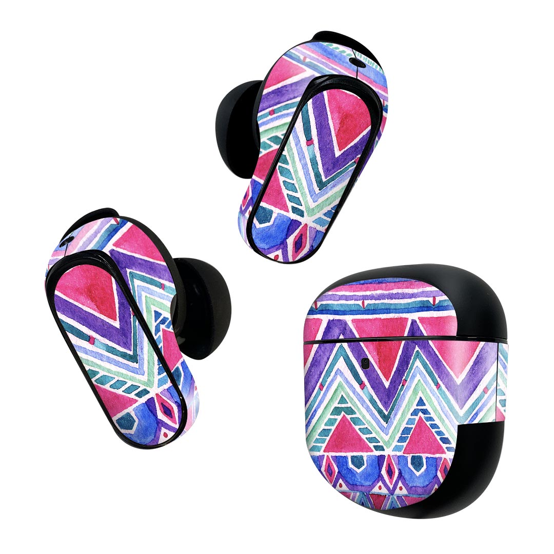 製品名 Bose QuietComfort Earbuds II 専用デザインスキンシール セット内容 Bose QuietComfort Earbuds II 専用シール　イヤホン（左右）3枚、充電ケース用シール 1枚AirPods第3世代専用です。第1?2世代、Proシリーズには対応していません。 商品特徴 再剥離性シートを素材に採用し、細かな位置調整がしやすく貼り直しが容易です。また、エアフリーでもありますので気泡が簡単に逃げるので、キレイに貼ることができます。専用の業務プリンターを使い、商品画像と遜色のない美しい印刷仕上がり。 注意事項 画像はサンプルですので、ご覧の環境によっては多少色味に違いを感じる場合がございます。 イメージと違った、モニターと色味が異なるという理由での交換や返金はご対応出来かねます。スキンシールのみの販売で、機器本体や充電ケース本体は付属しません。シワができた場合、ドライヤーなどで軽く温め、外側に向けてシワを伸ばすように貼ってください。初回貼付時の位置調整や貼り直しは可能ですが、しっかりと押し付けて接着させた後の再剥離、再利用は保証しておりません。また接着部に油分や汚れが付着しますと角の部分は剥がれやすくなりますので、貼付時はあまり触れないようにご注意ください。無地のセミグロスシートにデザインをプリントした商品で、デコなどの加工はございません。 凹凸や光沢があるように見えたり布地や金属を素材にしたように見える商品もありますが、デザインの図版によるものです。印刷時に微妙な画像のズレが生じる場合がございます。ご注文後に1点1点制作する受注生産品の為、不良品以外のご返品や交換は固くお断りします。 商品発送 完全受注生産のハンドメイド商品となりますので、既製品と比べて発送までお時間を頂いています。 基本的に決済確認後2~3営業日、最大で10営業日での発送となります。繁忙期や休業日明けの場合はさらに時間がかかる場合があります。 その際には別途メールにてご連絡致します。メール便の場合、発送日から到着までに2?4日ほどかかる場合が多く、紛失などの保障もご対応できかねます。あらかじめご了承下さい。