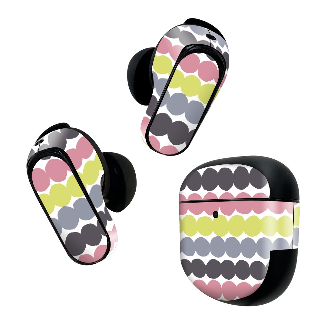 製品名 Bose QuietComfort Earbuds II 専用デザインスキンシール セット内容 Bose QuietComfort Earbuds II 専用シール　イヤホン（左右）3枚、充電ケース用シール 1枚AirPods第3世代専用です。第1?2世代、Proシリーズには対応していません。 商品特徴 再剥離性シートを素材に採用し、細かな位置調整がしやすく貼り直しが容易です。また、エアフリーでもありますので気泡が簡単に逃げるので、キレイに貼ることができます。専用の業務プリンターを使い、商品画像と遜色のない美しい印刷仕上がり。 注意事項 画像はサンプルですので、ご覧の環境によっては多少色味に違いを感じる場合がございます。 イメージと違った、モニターと色味が異なるという理由での交換や返金はご対応出来かねます。スキンシールのみの販売で、機器本体や充電ケース本体は付属しません。シワができた場合、ドライヤーなどで軽く温め、外側に向けてシワを伸ばすように貼ってください。初回貼付時の位置調整や貼り直しは可能ですが、しっかりと押し付けて接着させた後の再剥離、再利用は保証しておりません。また接着部に油分や汚れが付着しますと角の部分は剥がれやすくなりますので、貼付時はあまり触れないようにご注意ください。無地のセミグロスシートにデザインをプリントした商品で、デコなどの加工はございません。 凹凸や光沢があるように見えたり布地や金属を素材にしたように見える商品もありますが、デザインの図版によるものです。印刷時に微妙な画像のズレが生じる場合がございます。ご注文後に1点1点制作する受注生産品の為、不良品以外のご返品や交換は固くお断りします。 商品発送 完全受注生産のハンドメイド商品となりますので、既製品と比べて発送までお時間を頂いています。 基本的に決済確認後2~3営業日、最大で10営業日での発送となります。繁忙期や休業日明けの場合はさらに時間がかかる場合があります。 その際には別途メールにてご連絡致します。メール便の場合、発送日から到着までに2?4日ほどかかる場合が多く、紛失などの保障もご対応できかねます。あらかじめご了承下さい。
