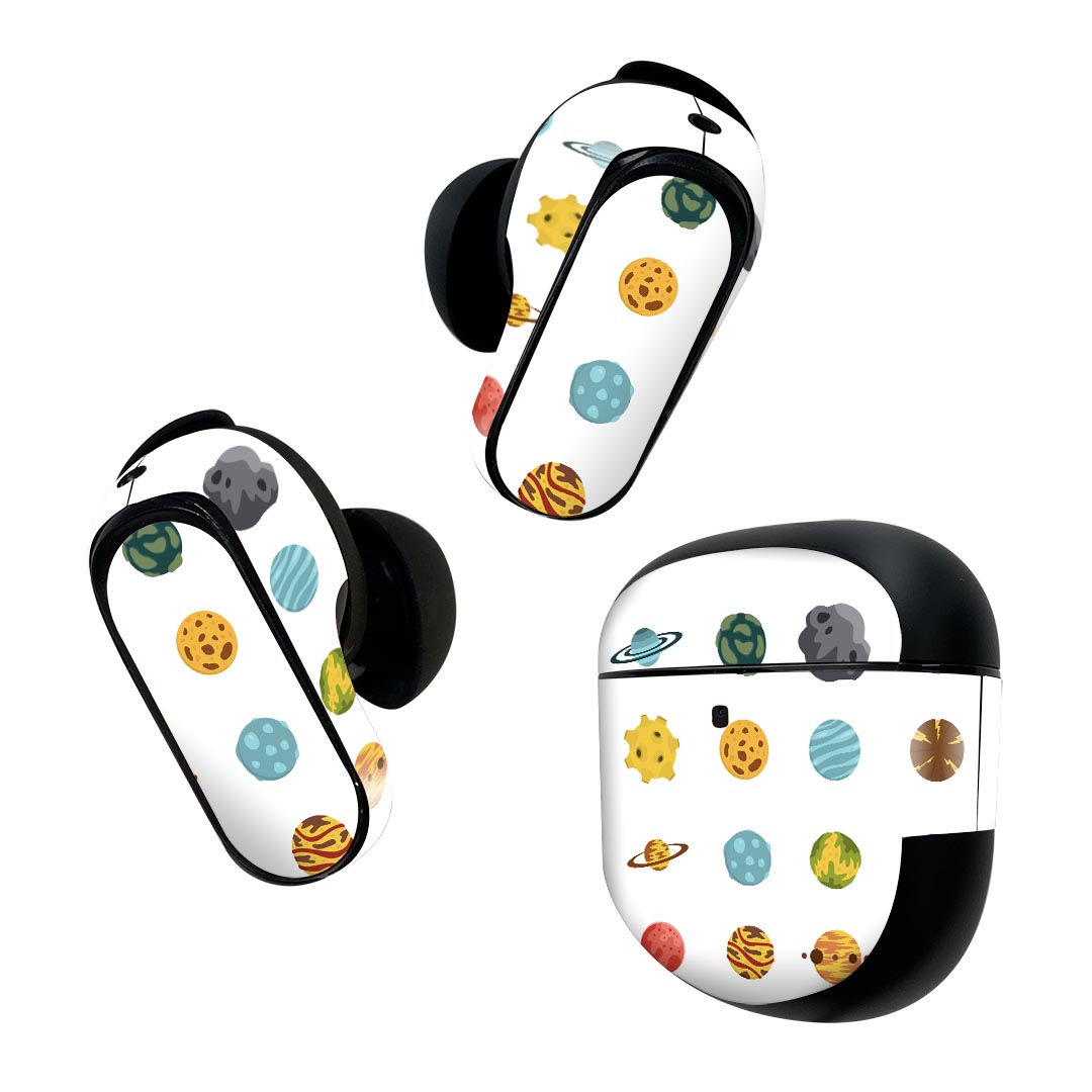 製品名 Bose QuietComfort Earbuds II 専用デザインスキンシール セット内容 Bose QuietComfort Earbuds II 専用シール　イヤホン（左右）3枚、充電ケース用シール 1枚AirPods第3世代専用です。第1?2世代、Proシリーズには対応していません。 商品特徴 再剥離性シートを素材に採用し、細かな位置調整がしやすく貼り直しが容易です。また、エアフリーでもありますので気泡が簡単に逃げるので、キレイに貼ることができます。専用の業務プリンターを使い、商品画像と遜色のない美しい印刷仕上がり。 注意事項 画像はサンプルですので、ご覧の環境によっては多少色味に違いを感じる場合がございます。 イメージと違った、モニターと色味が異なるという理由での交換や返金はご対応出来かねます。スキンシールのみの販売で、機器本体や充電ケース本体は付属しません。シワができた場合、ドライヤーなどで軽く温め、外側に向けてシワを伸ばすように貼ってください。初回貼付時の位置調整や貼り直しは可能ですが、しっかりと押し付けて接着させた後の再剥離、再利用は保証しておりません。また接着部に油分や汚れが付着しますと角の部分は剥がれやすくなりますので、貼付時はあまり触れないようにご注意ください。無地のセミグロスシートにデザインをプリントした商品で、デコなどの加工はございません。 凹凸や光沢があるように見えたり布地や金属を素材にしたように見える商品もありますが、デザインの図版によるものです。印刷時に微妙な画像のズレが生じる場合がございます。ご注文後に1点1点制作する受注生産品の為、不良品以外のご返品や交換は固くお断りします。 商品発送 完全受注生産のハンドメイド商品となりますので、既製品と比べて発送までお時間を頂いています。 基本的に決済確認後2~3営業日、最大で10営業日での発送となります。繁忙期や休業日明けの場合はさらに時間がかかる場合があります。 その際には別途メールにてご連絡致します。メール便の場合、発送日から到着までに2?4日ほどかかる場合が多く、紛失などの保障もご対応できかねます。あらかじめご了承下さい。