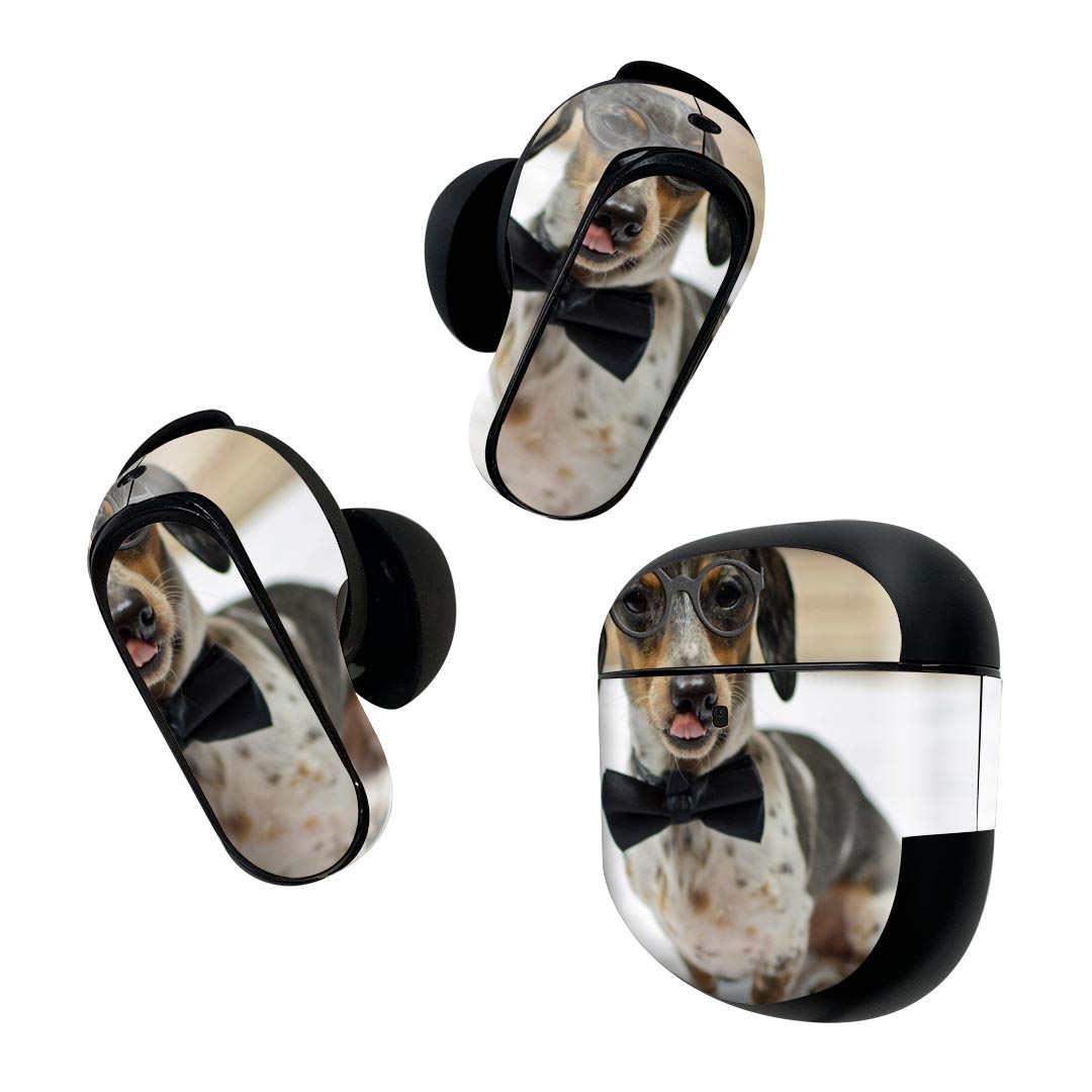 製品名 Bose QuietComfort Earbuds II 専用デザインスキンシール セット内容 Bose QuietComfort Earbuds II 専用シール　イヤホン（左右）3枚、充電ケース用シール 1枚AirPods第3世代専用です。第1?2世代、Proシリーズには対応していません。 商品特徴 再剥離性シートを素材に採用し、細かな位置調整がしやすく貼り直しが容易です。また、エアフリーでもありますので気泡が簡単に逃げるので、キレイに貼ることができます。専用の業務プリンターを使い、商品画像と遜色のない美しい印刷仕上がり。 注意事項 画像はサンプルですので、ご覧の環境によっては多少色味に違いを感じる場合がございます。 イメージと違った、モニターと色味が異なるという理由での交換や返金はご対応出来かねます。スキンシールのみの販売で、機器本体や充電ケース本体は付属しません。シワができた場合、ドライヤーなどで軽く温め、外側に向けてシワを伸ばすように貼ってください。初回貼付時の位置調整や貼り直しは可能ですが、しっかりと押し付けて接着させた後の再剥離、再利用は保証しておりません。また接着部に油分や汚れが付着しますと角の部分は剥がれやすくなりますので、貼付時はあまり触れないようにご注意ください。無地のセミグロスシートにデザインをプリントした商品で、デコなどの加工はございません。 凹凸や光沢があるように見えたり布地や金属を素材にしたように見える商品もありますが、デザインの図版によるものです。印刷時に微妙な画像のズレが生じる場合がございます。ご注文後に1点1点制作する受注生産品の為、不良品以外のご返品や交換は固くお断りします。 商品発送 完全受注生産のハンドメイド商品となりますので、既製品と比べて発送までお時間を頂いています。 基本的に決済確認後2~3営業日、最大で10営業日での発送となります。繁忙期や休業日明けの場合はさらに時間がかかる場合があります。 その際には別途メールにてご連絡致します。メール便の場合、発送日から到着までに2?4日ほどかかる場合が多く、紛失などの保障もご対応できかねます。あらかじめご了承下さい。